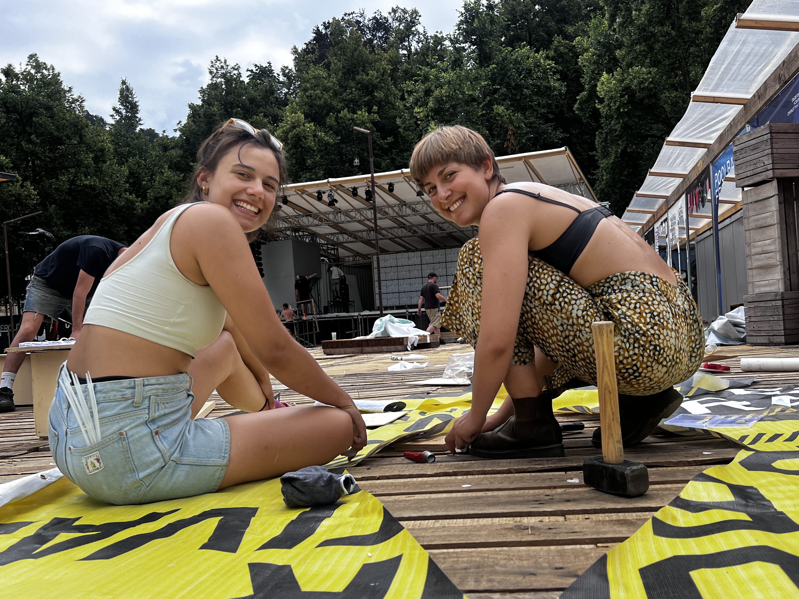 Letzter Schliff fürs Festival-Gelände bevor es am Abend los geht!