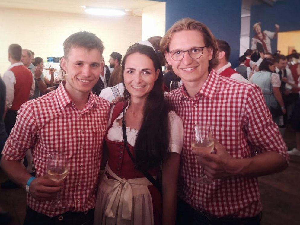 Nationalratsabgeordnete Barbara Neßler mit ihren beiden Festbubn Rene und Mario Fink.