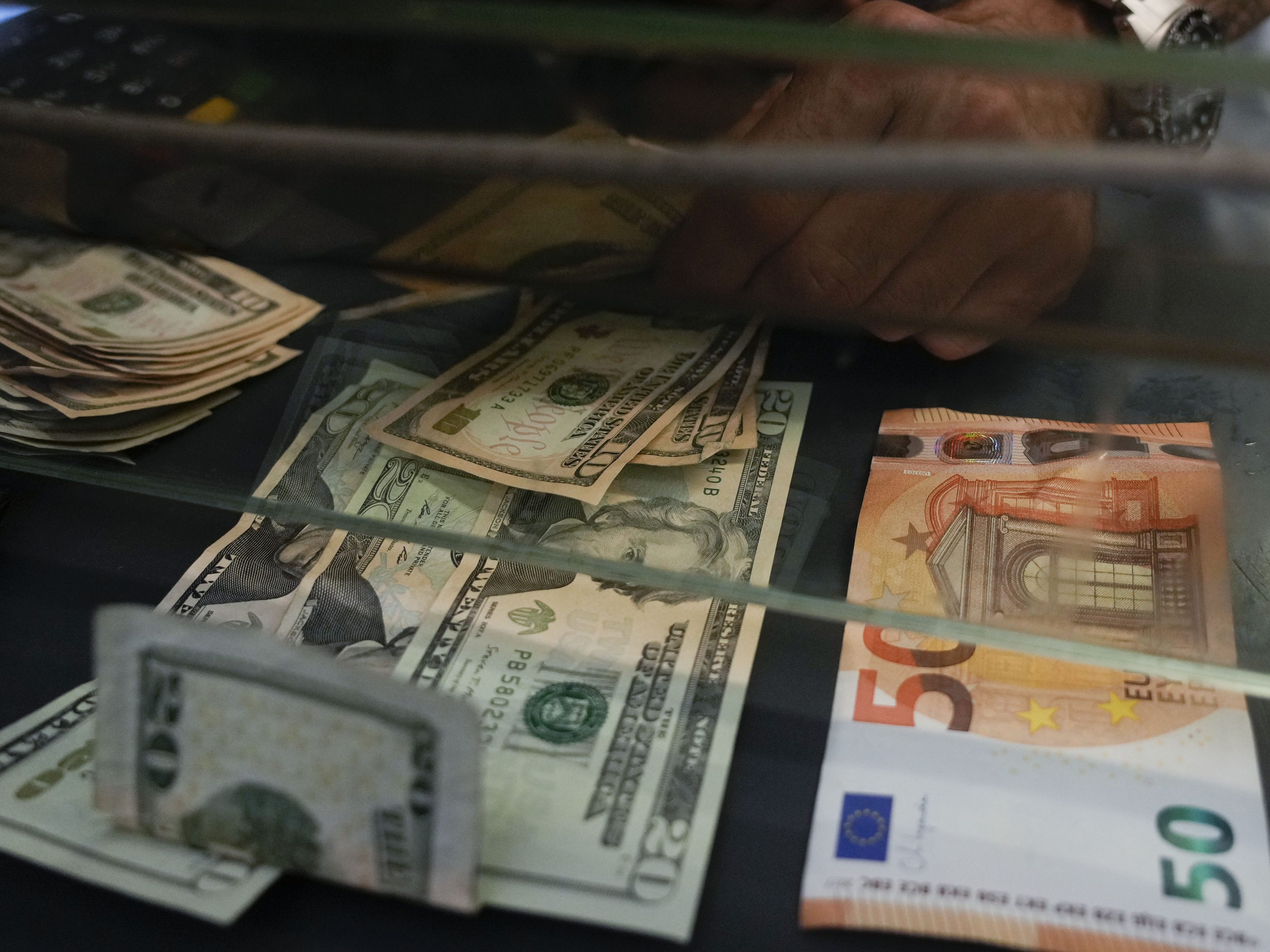 Der Euro-Kurs ist erstmals seit 2002 auf unter 1,0 Dollar gefallen