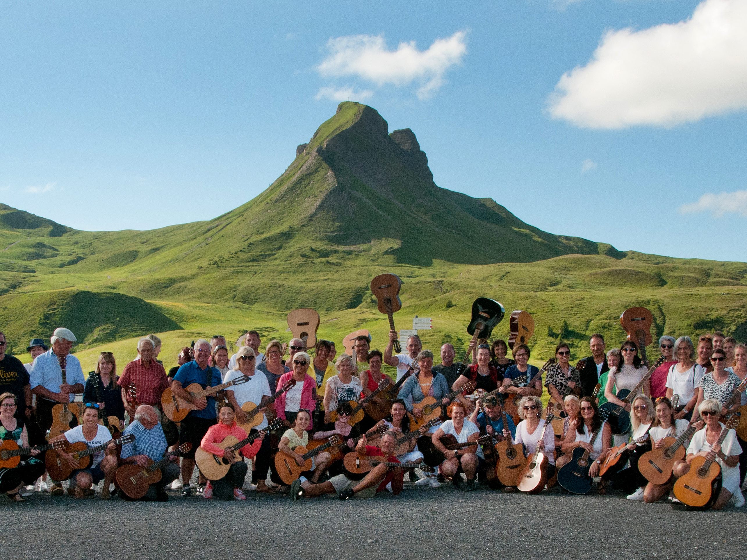 Ein Gruppenfoto mit Christoph Schwärzler (Mitte, vorne) vor der Damülser Mittagspitze gehört zum unvergesslichen Event.