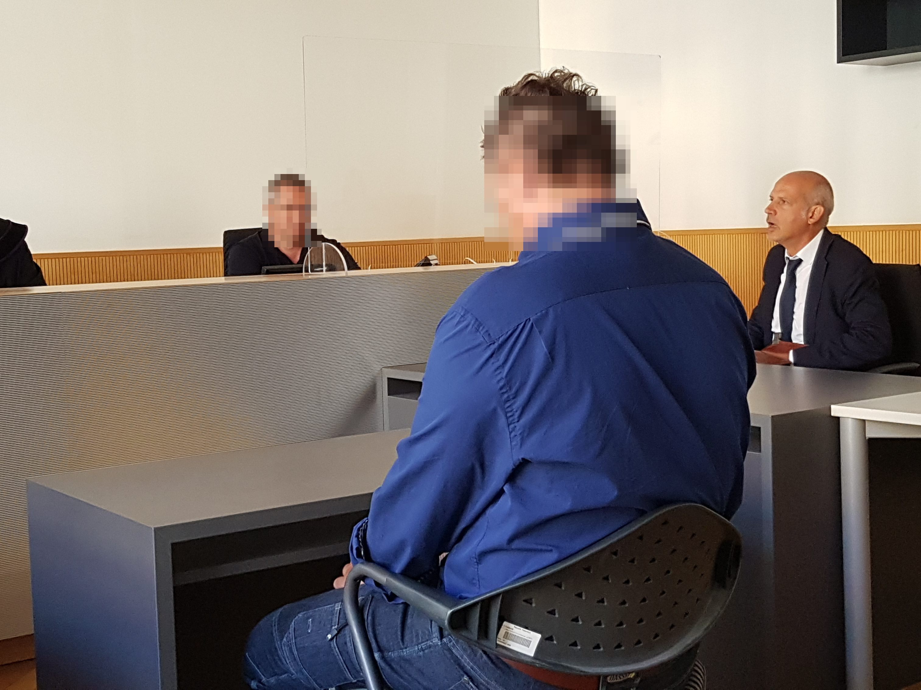 Wegen einer weiteren Zeugenaussage musste der Prozess nun abermals vertagt werden.