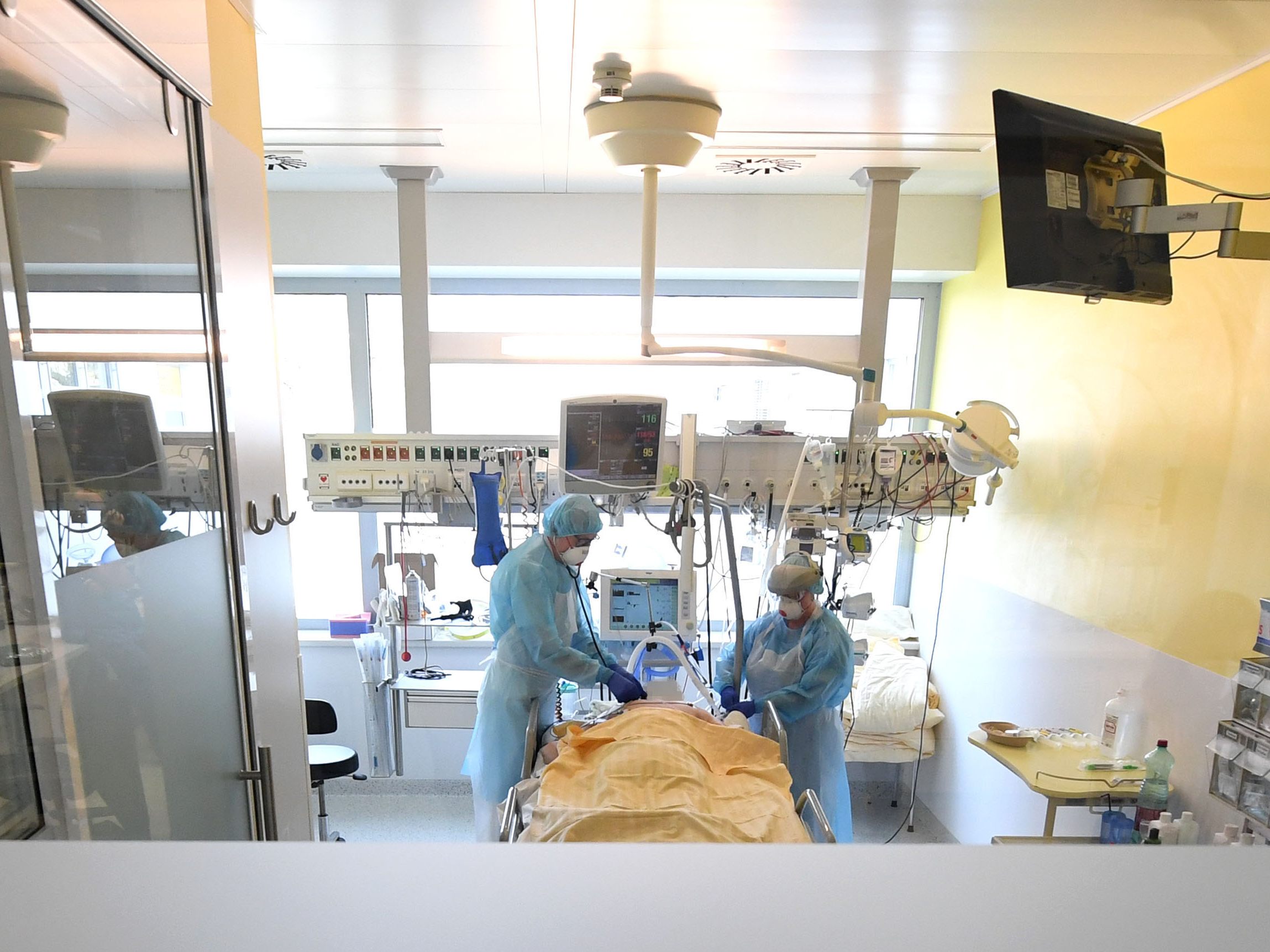 Kritischen Covid-19-Patienten soll mit einer Ohrmuschelnervenstimulation geholfen werden.