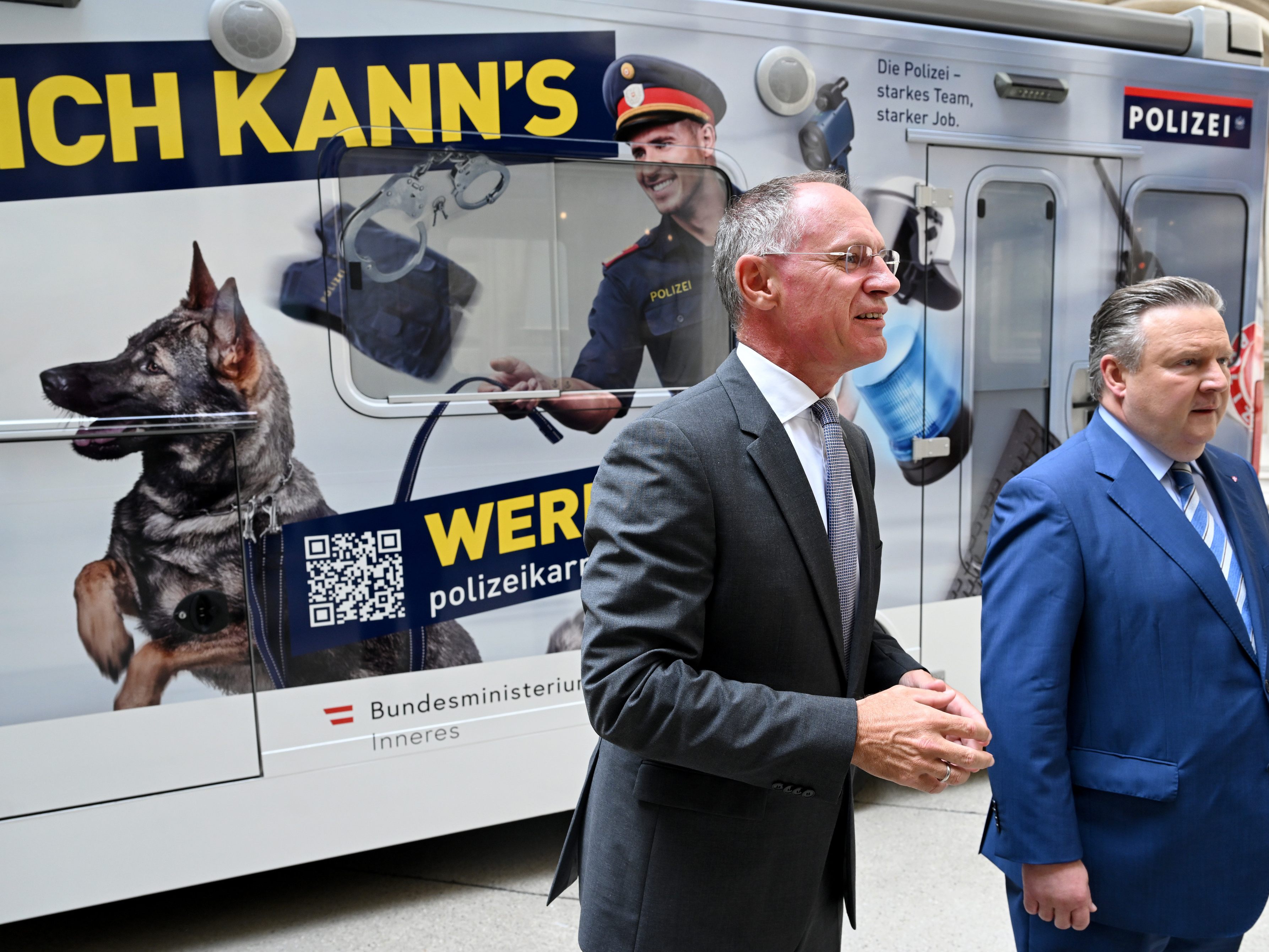 Inneminister Karner und Wiens Bürgermeister Ludwig bei der Präsentation der Rekrutierungskampagne "Ich kann's werden" der Polizei.