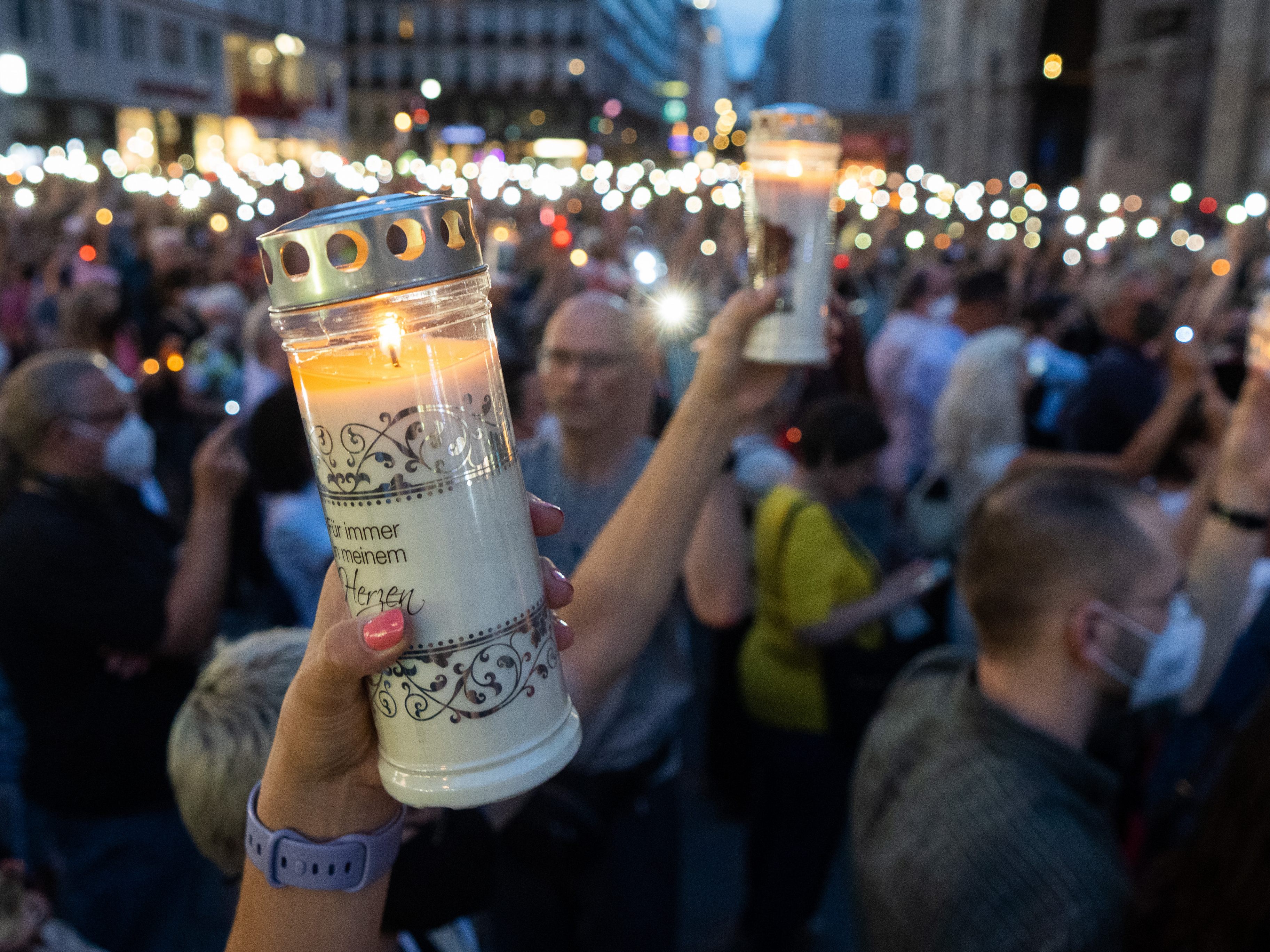 Am Montagabend fand eine Mahnwache mit Lichtermeer für Lisa-Maria Kellermayr statt.