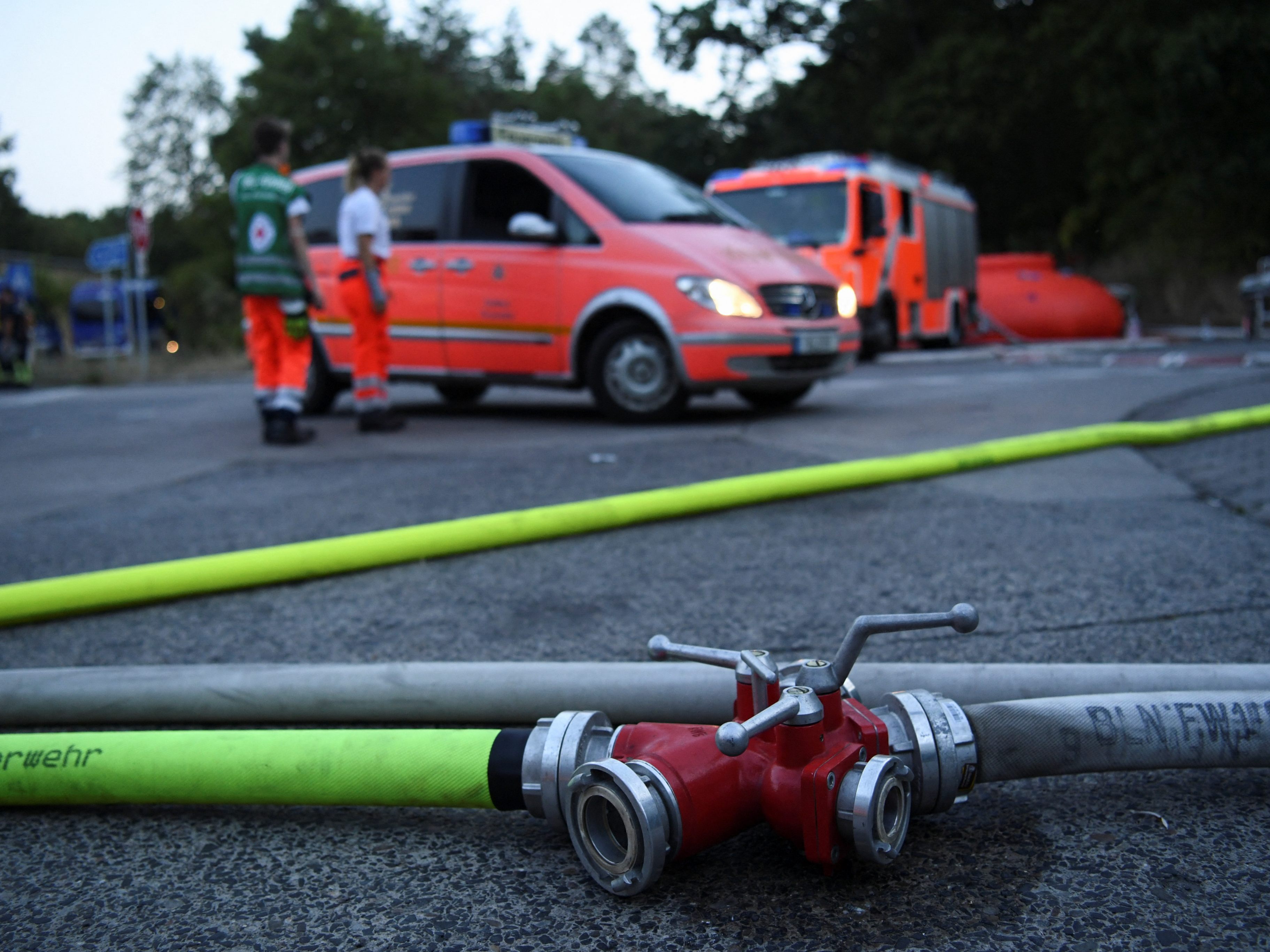 Nach dem verheerenden Großbrand in der deutschen Bundeshauptstadt, ist der Boden des betroffenen Sprengplatzes an manchen Stellen immer noch 700 Grad heiß.