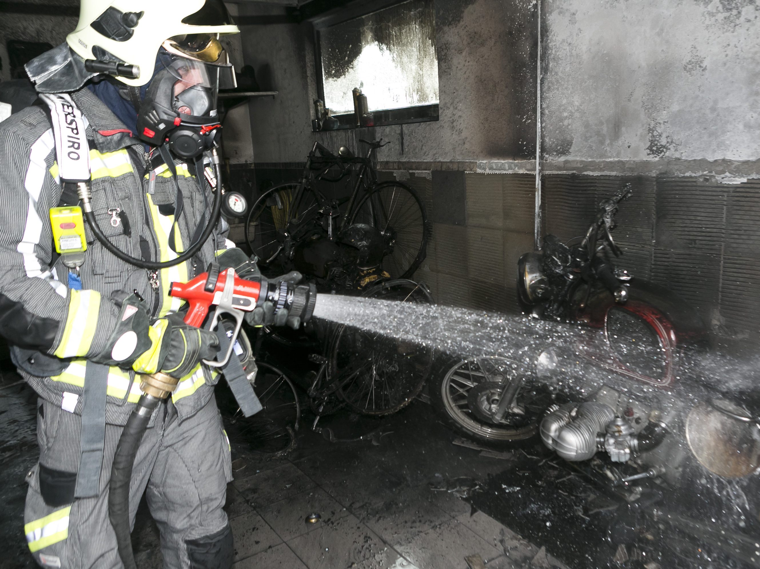 Garage und abgestellte Fahrzeuge wurden schwer beschädigt.