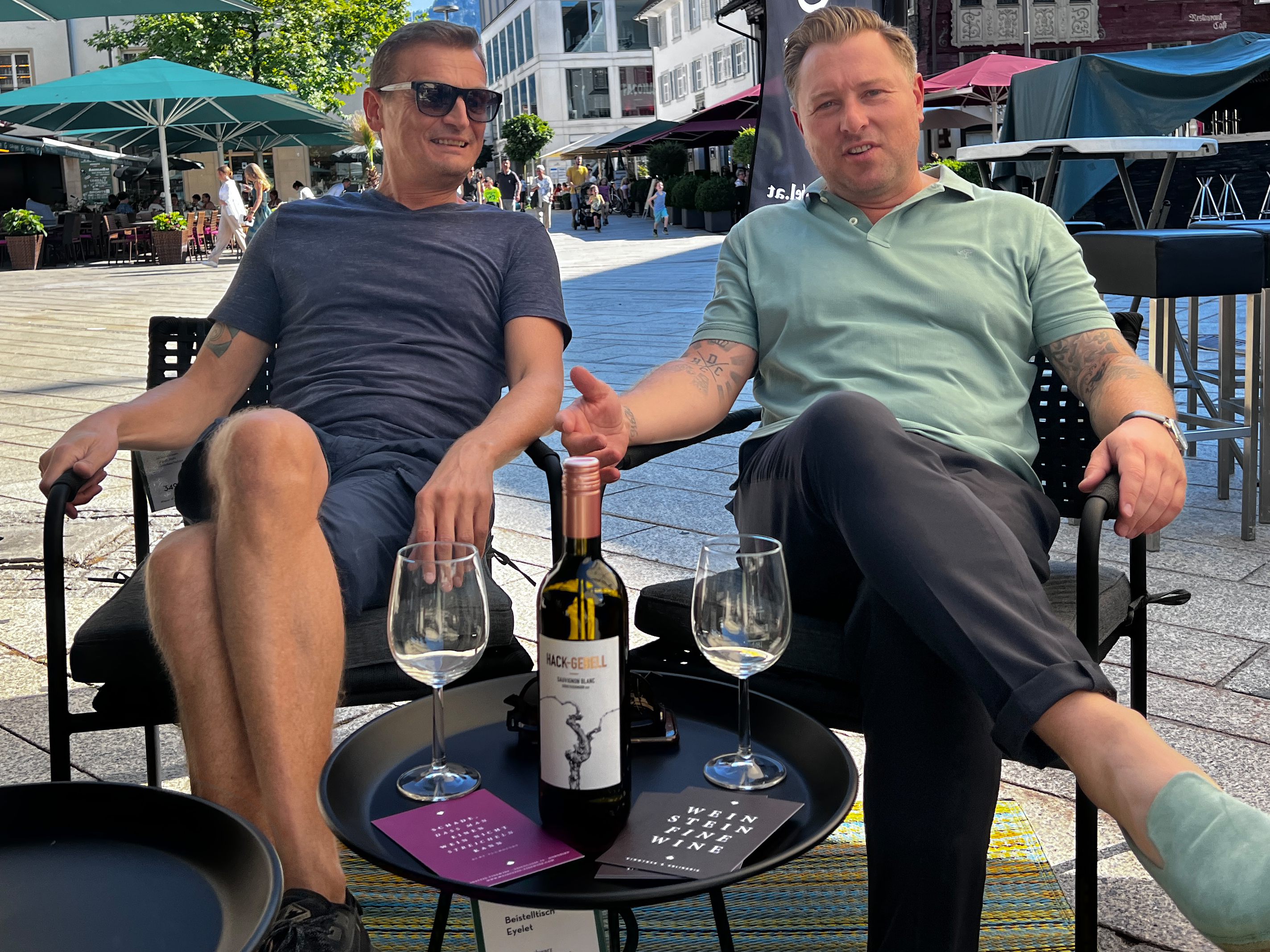 Oliver Jochum (Hugos-Bar) und Sebastian Spiegel (Weinstein) über ihr Konzept einer Freiluft Lounge am Marktplatz.