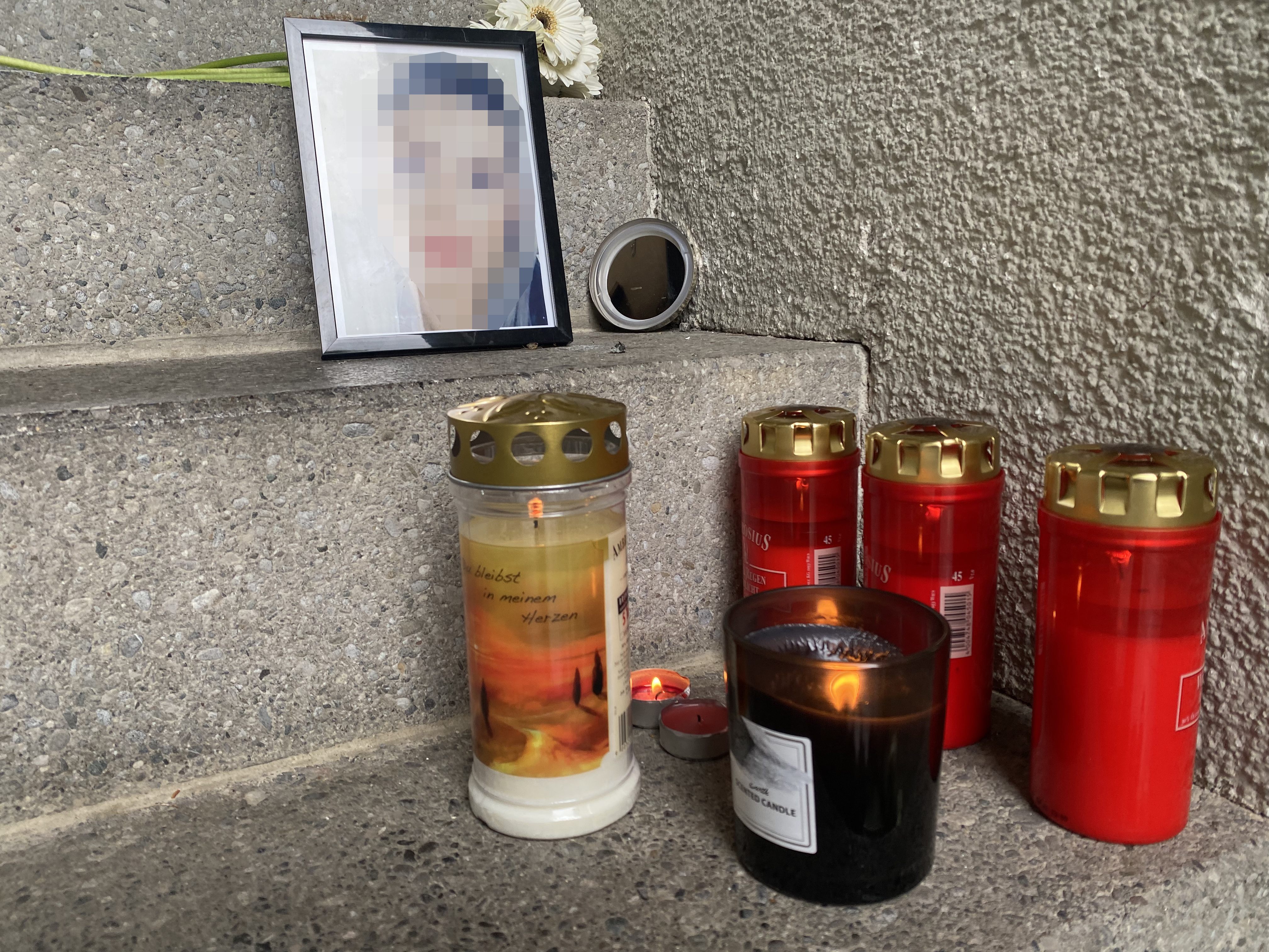 Nachbarn und Angehörige haben Blumen und Kerzen am Tatort vor dem Bludenzer Haus des Opfers hinterlassen.
