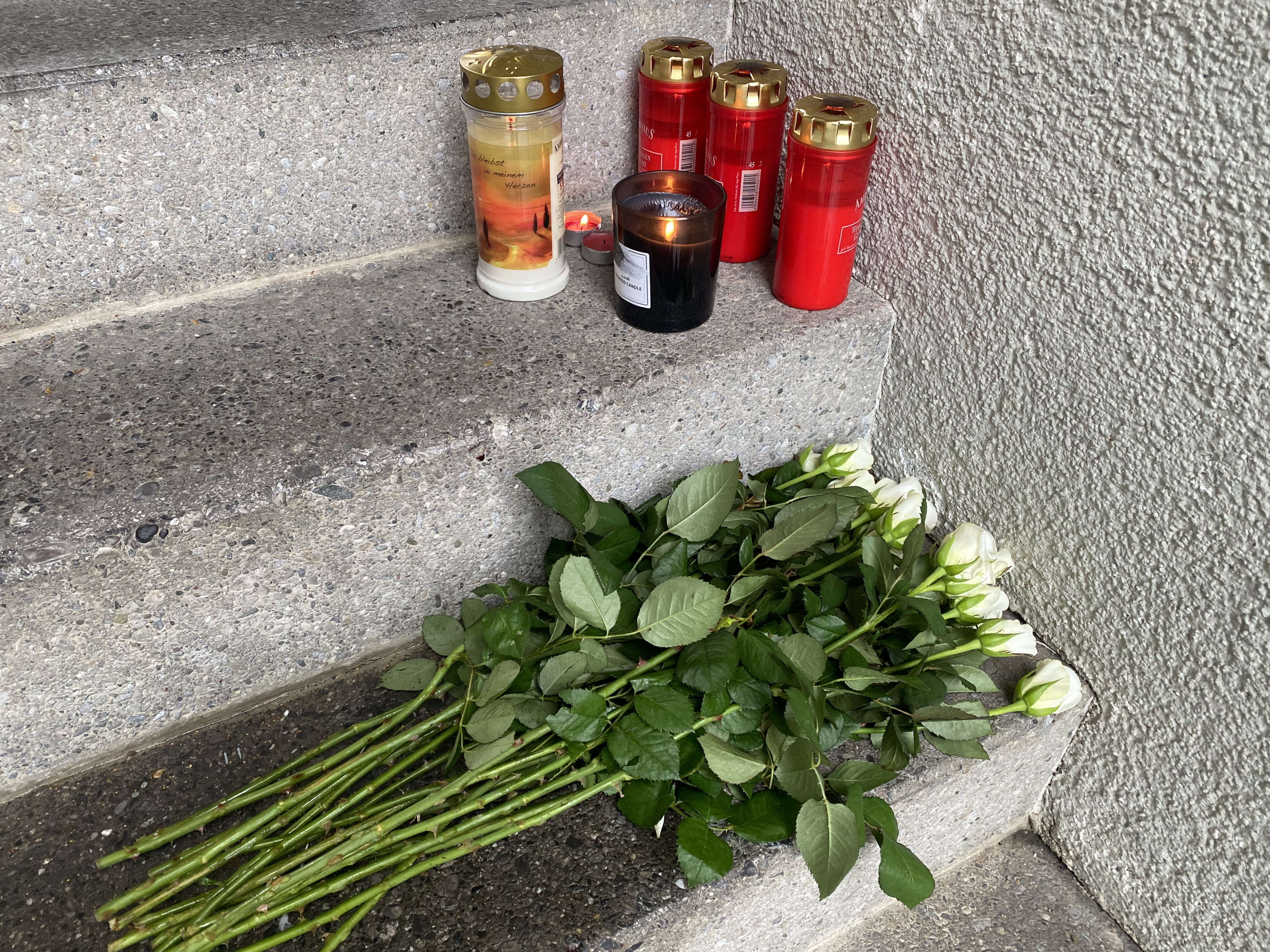 Die 32-Jährige war vor ihrem Haus von ihrem Ehemann mit einem Messer tödlich verletzt worden.
