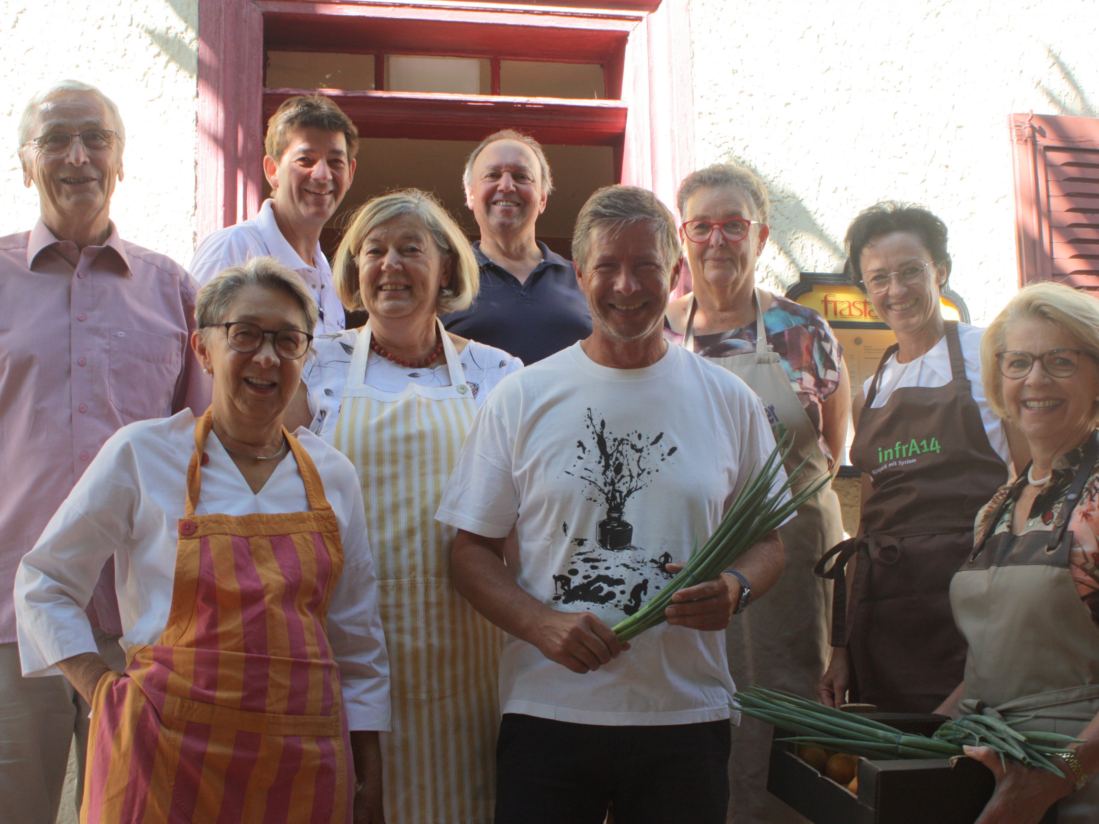Zusammen mit Rankweiler Hof Chefkoch Roland Vith haben zehn Mitglieder vom Obst und Gartenbauverein Rankweil ein Spitzenmenü hergestellt.