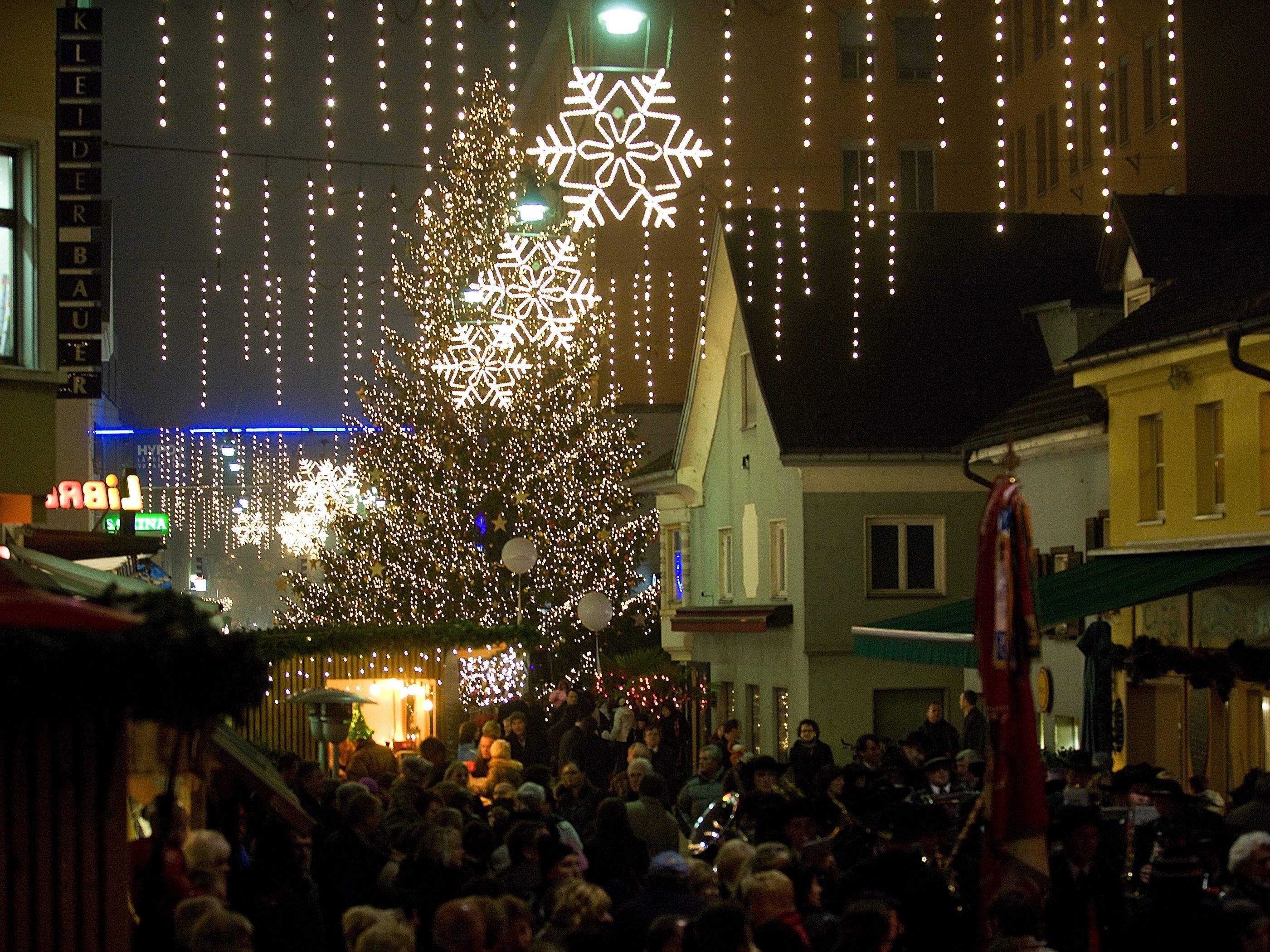 Weihnachtsbeleuchtung maximal bis 22 Uhr und nur noch bis Neujahr.