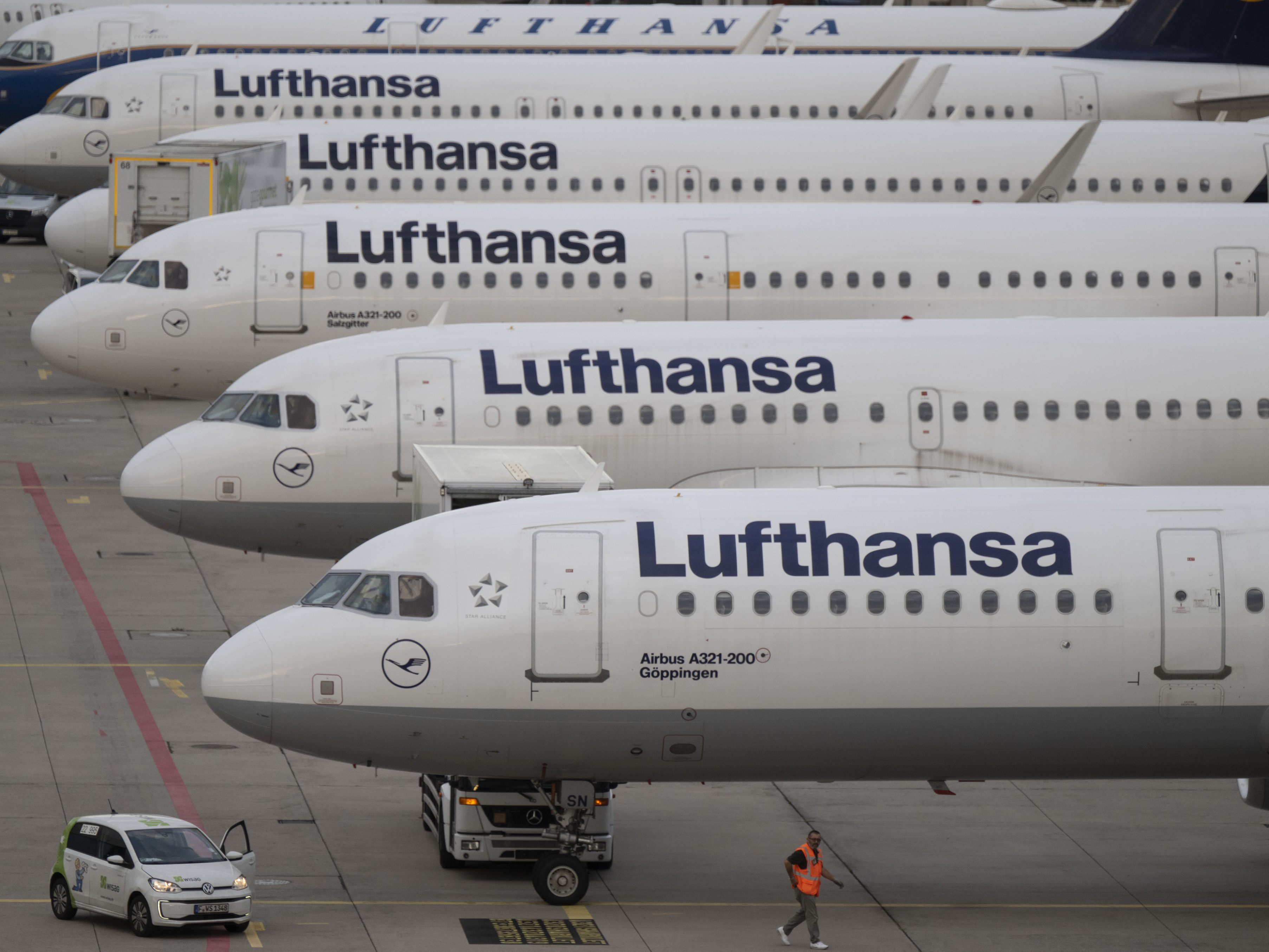 Die Lufthansa-Flieger bleiben am Freitag am Boden.