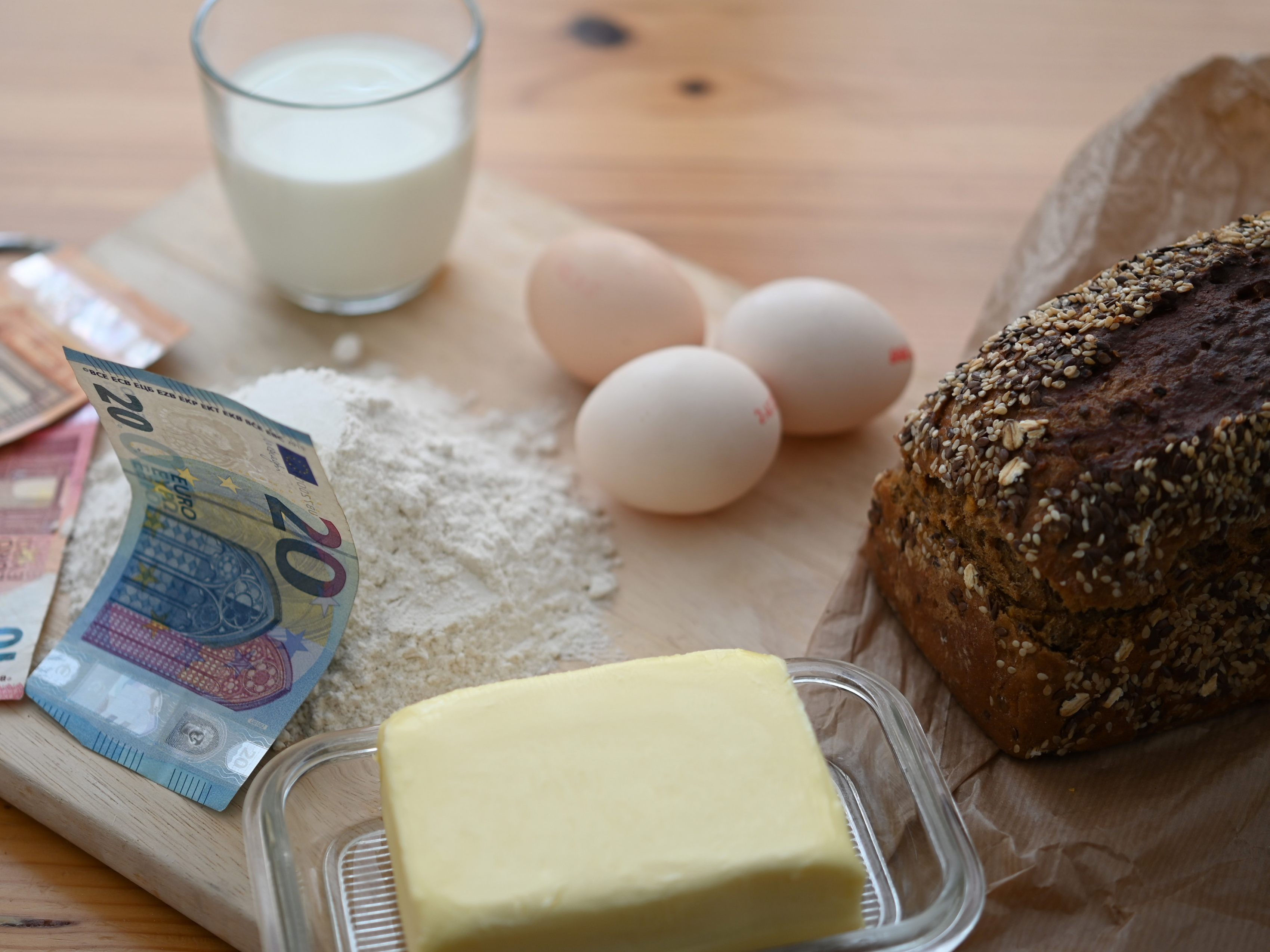 Bei Lebensmitteln wie Butter, Brot und Mehl spürt man die Teuerung derzeit am stärksten.