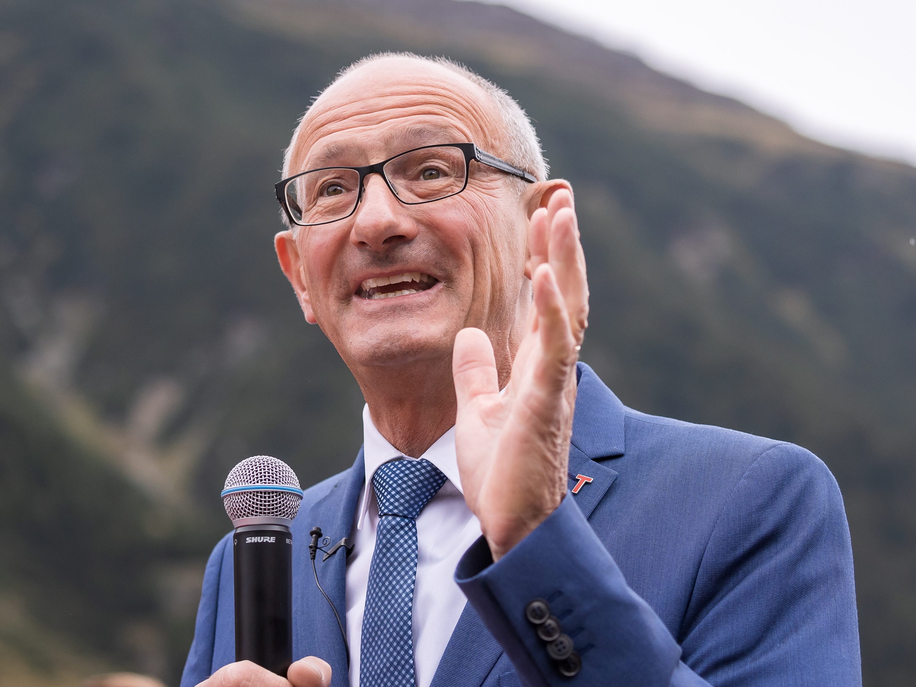 ÖVP-Tirol-Spitzenkandidat Anton Mattle kann nach der neuesten Umfrage für die Tirol-Wahl etwas aufatmen.