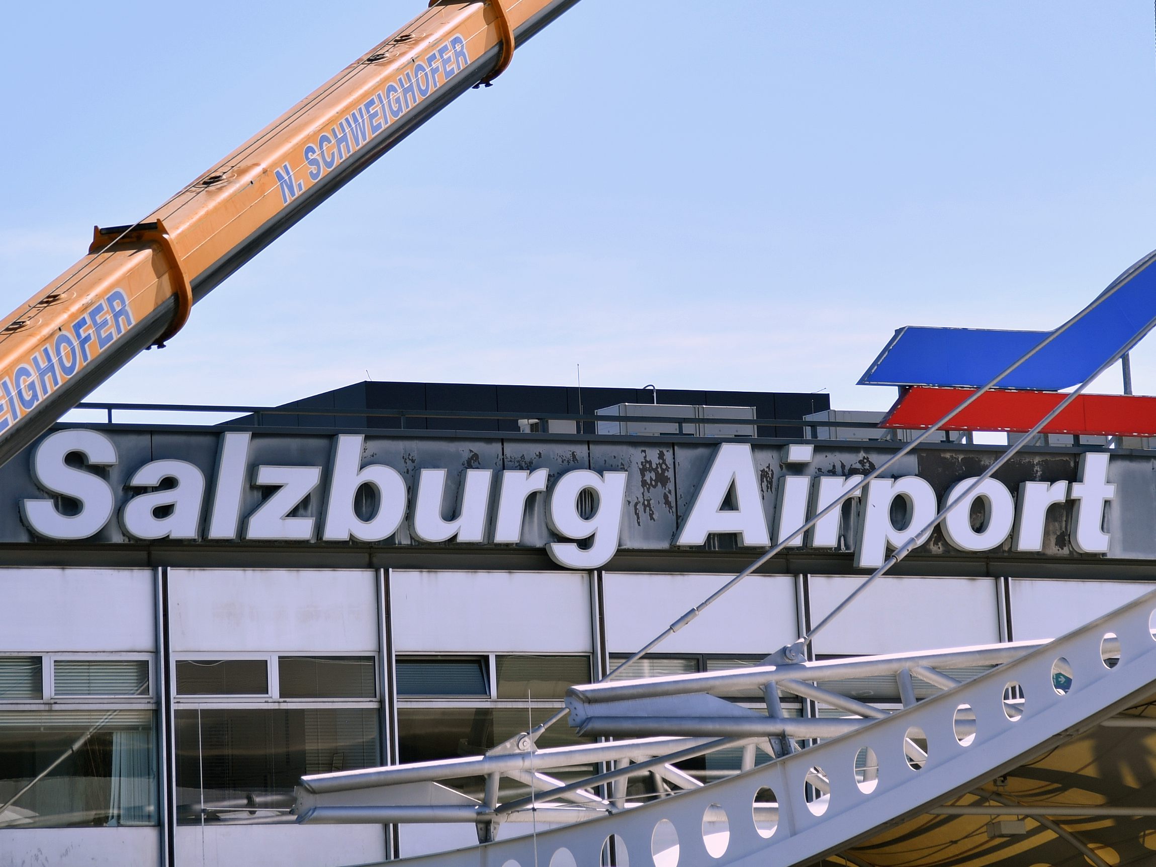 In Salzburg musste ein Flugzeug aufgrund einer offenen Türe kurz nach dem Start wieder landen.