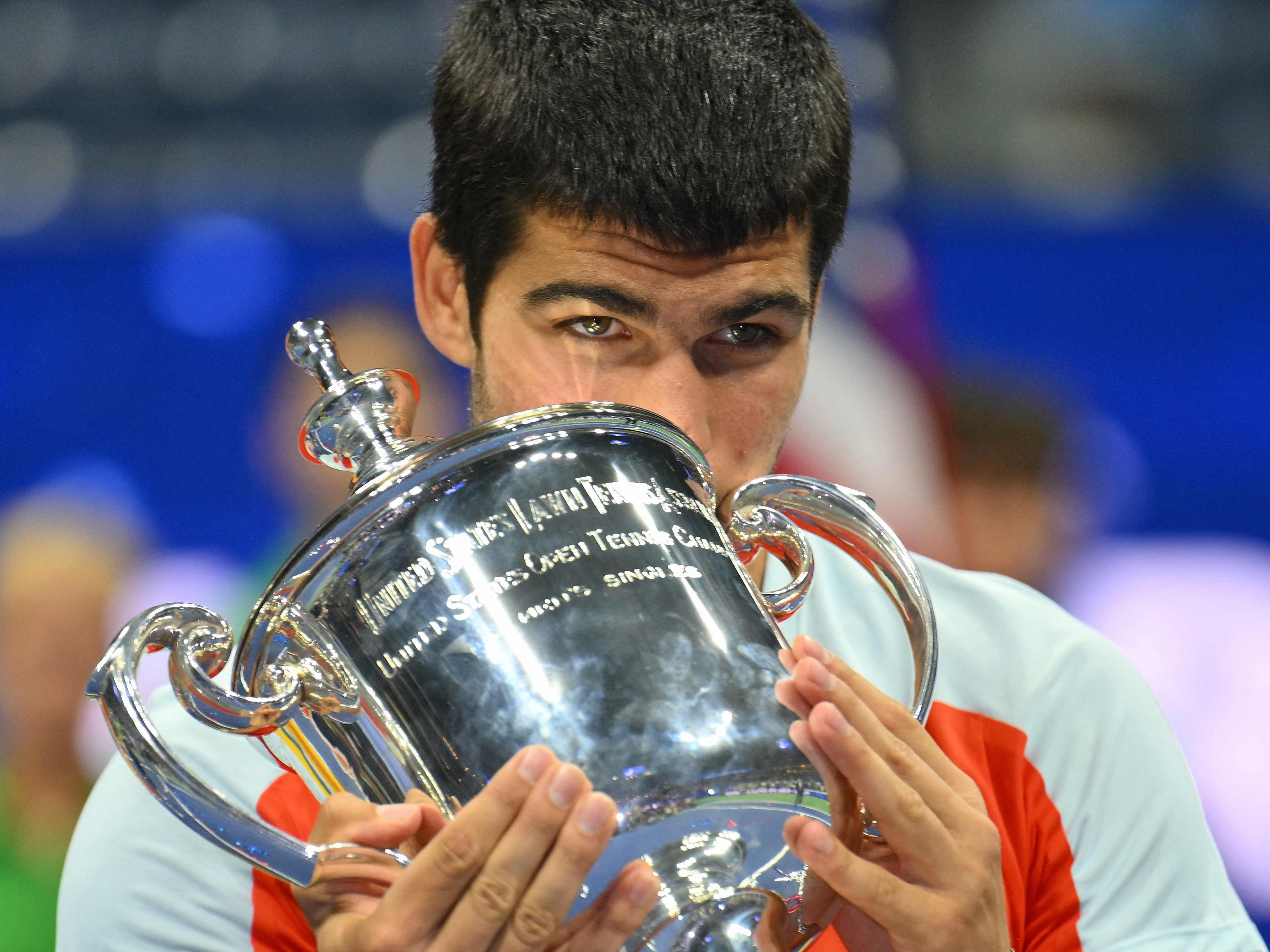 Der Spanier Carlos Alcaraz hat seinen ersten Grand-Slam-Titel gewonnen und sich zum jüngsten Weltranglistenersten der Tennis-Geschichte gekürt.