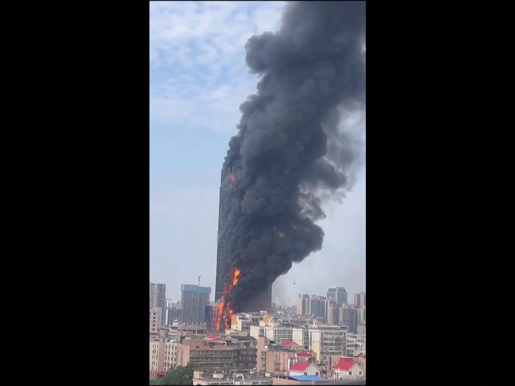 Feuerwehr fand nach Löschen des Feuers in Changsha zunächst keine Opfer.