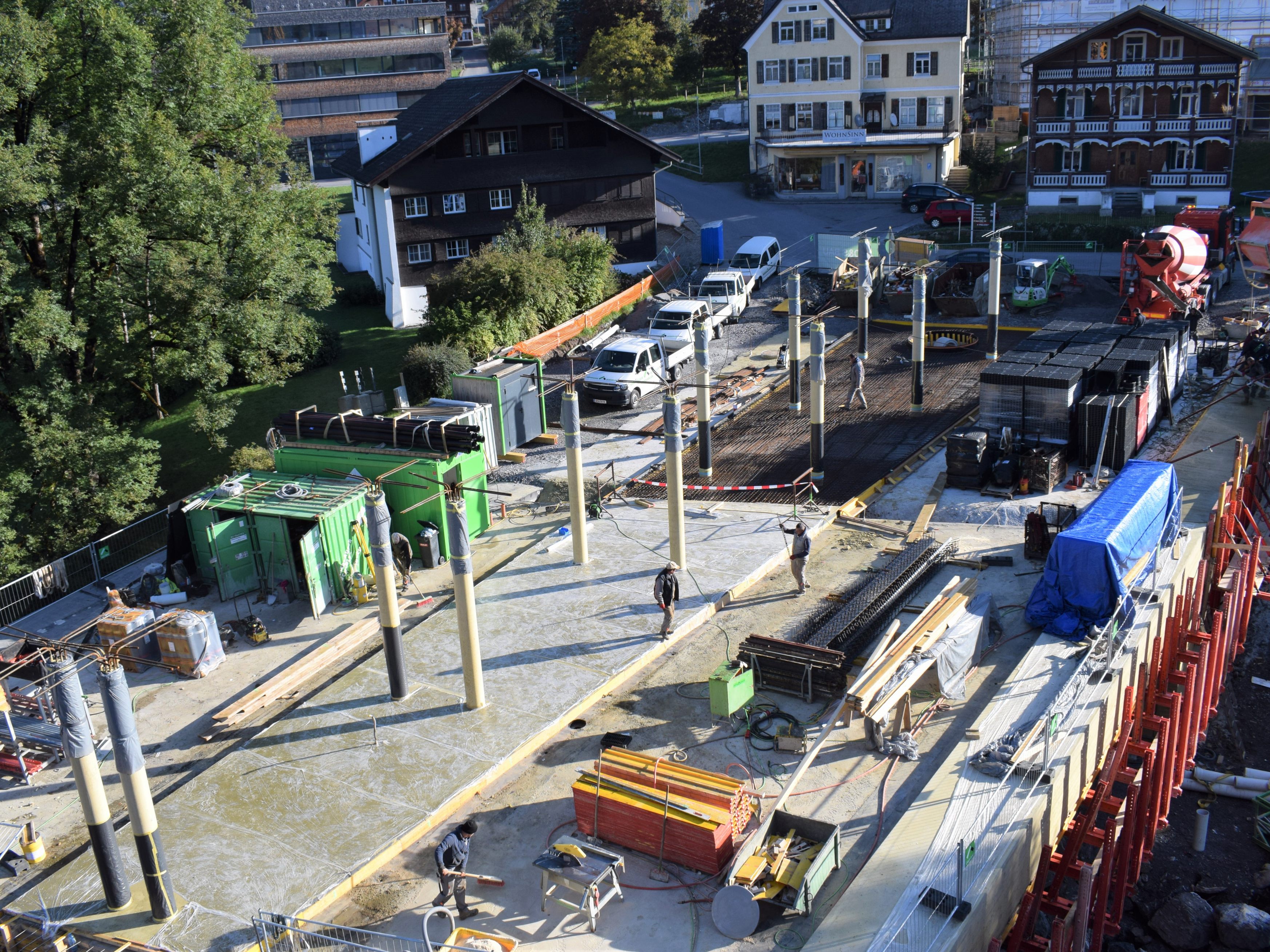 Mitten im Egger Zentrum entsteht termingerecht der neue Busbahnhof.