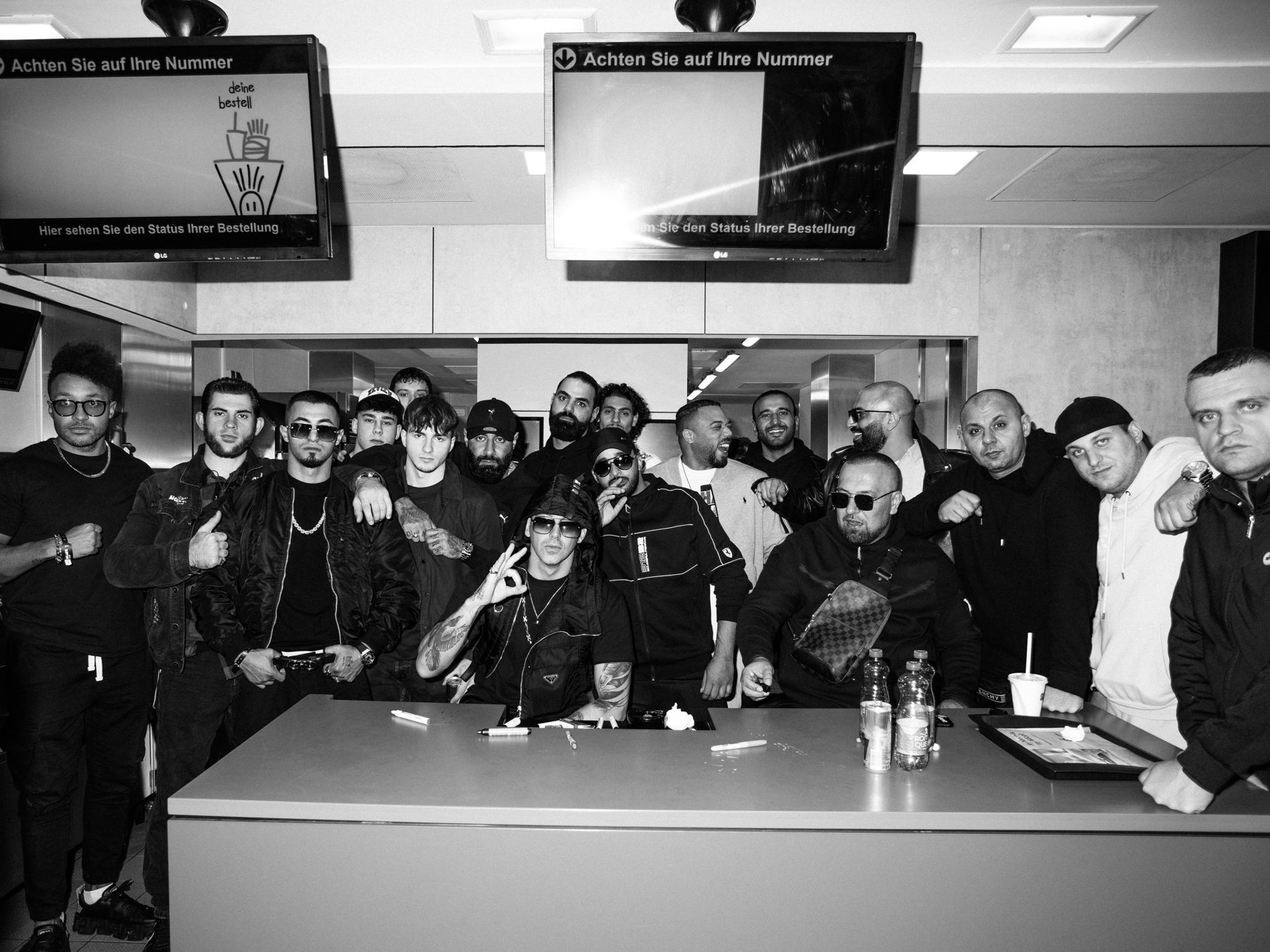 Rapper RAF Camora verteilte am Sonntag in der McDonalds Filiale auf der Wiener Mariahilferstraße 10.000 Cheesburger an seien Fans.