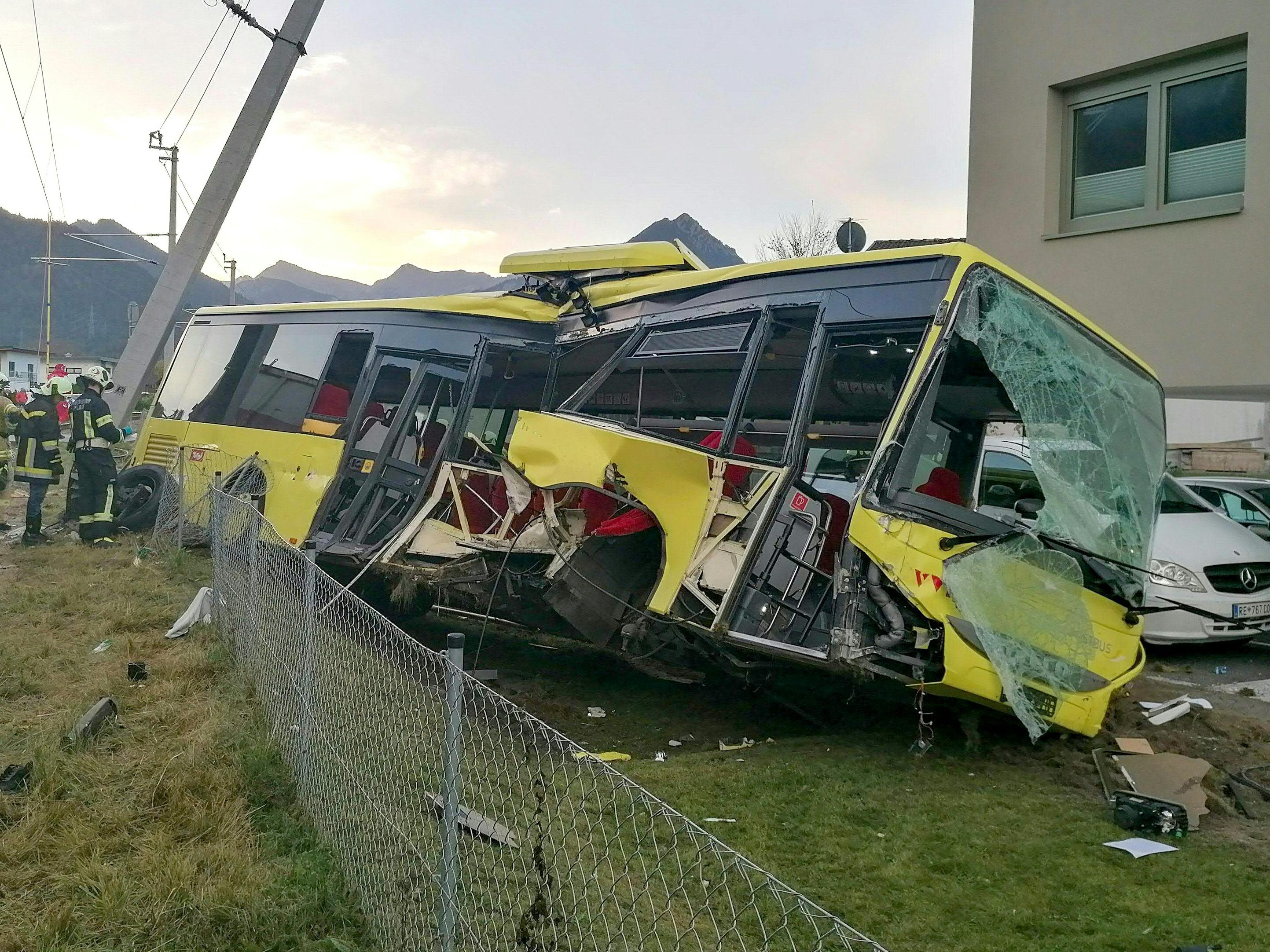 Bei einem Unfall in Tirol wurde mindestens drei Personen schwer verletzt.