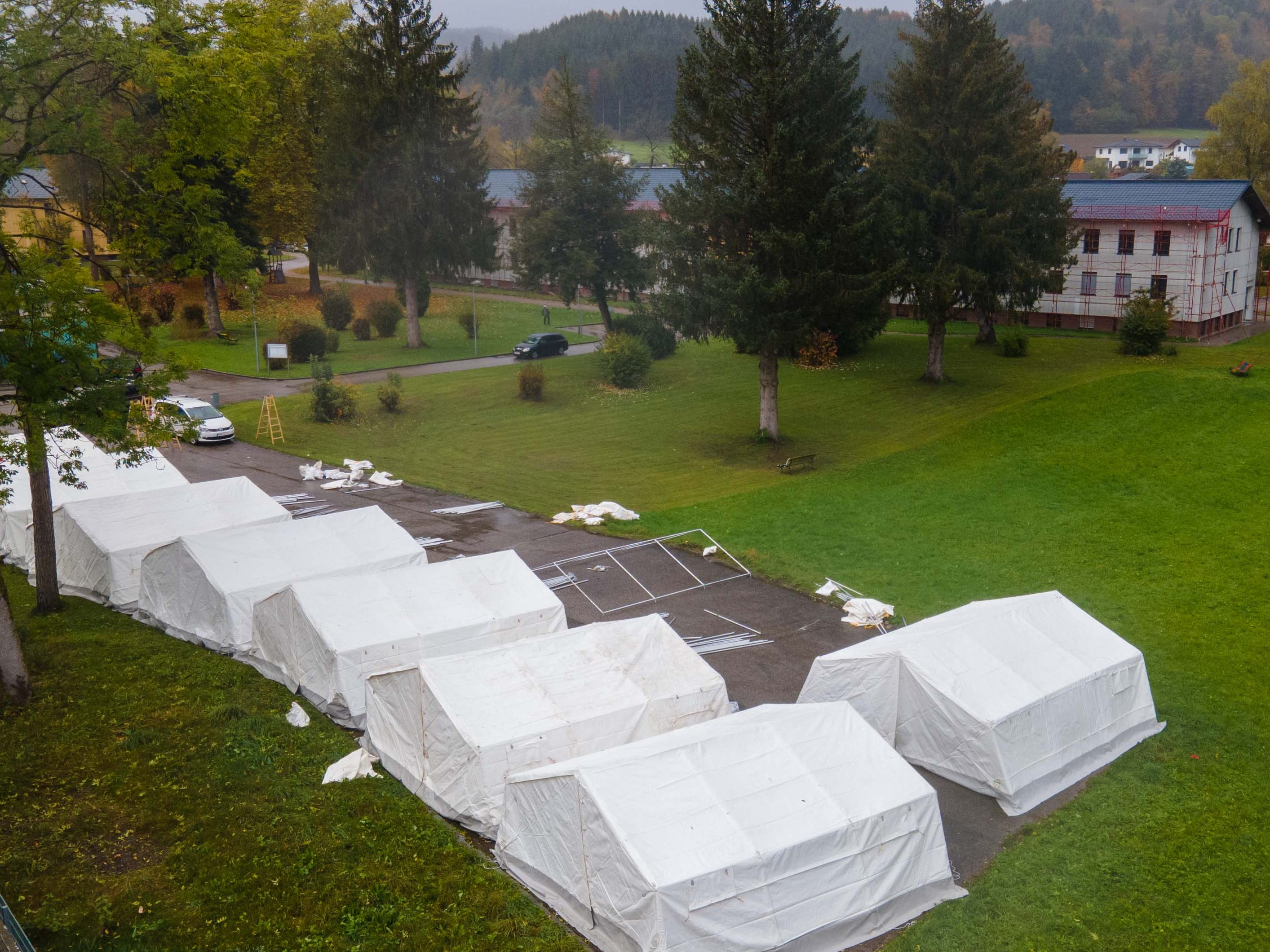 Die ersten 25 Zelte für Flüchtlinge in Österreich stehen.