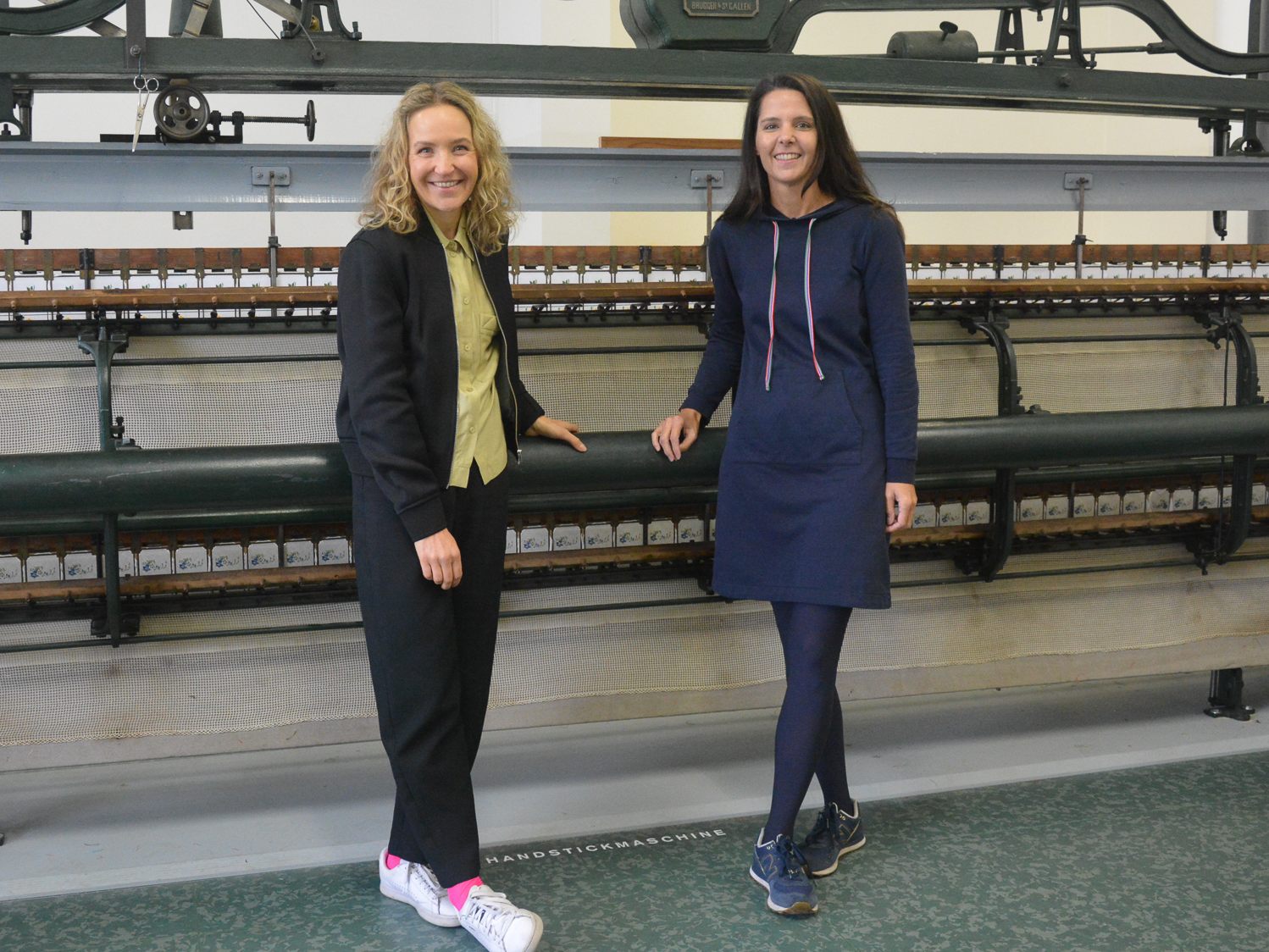 Daniela Fetz-Mages (links) und Silke Hagen-Jurkowitsch (rechts) präsentieren im S-MAK anschaulich die Stickereigeschichte Lustenaus.