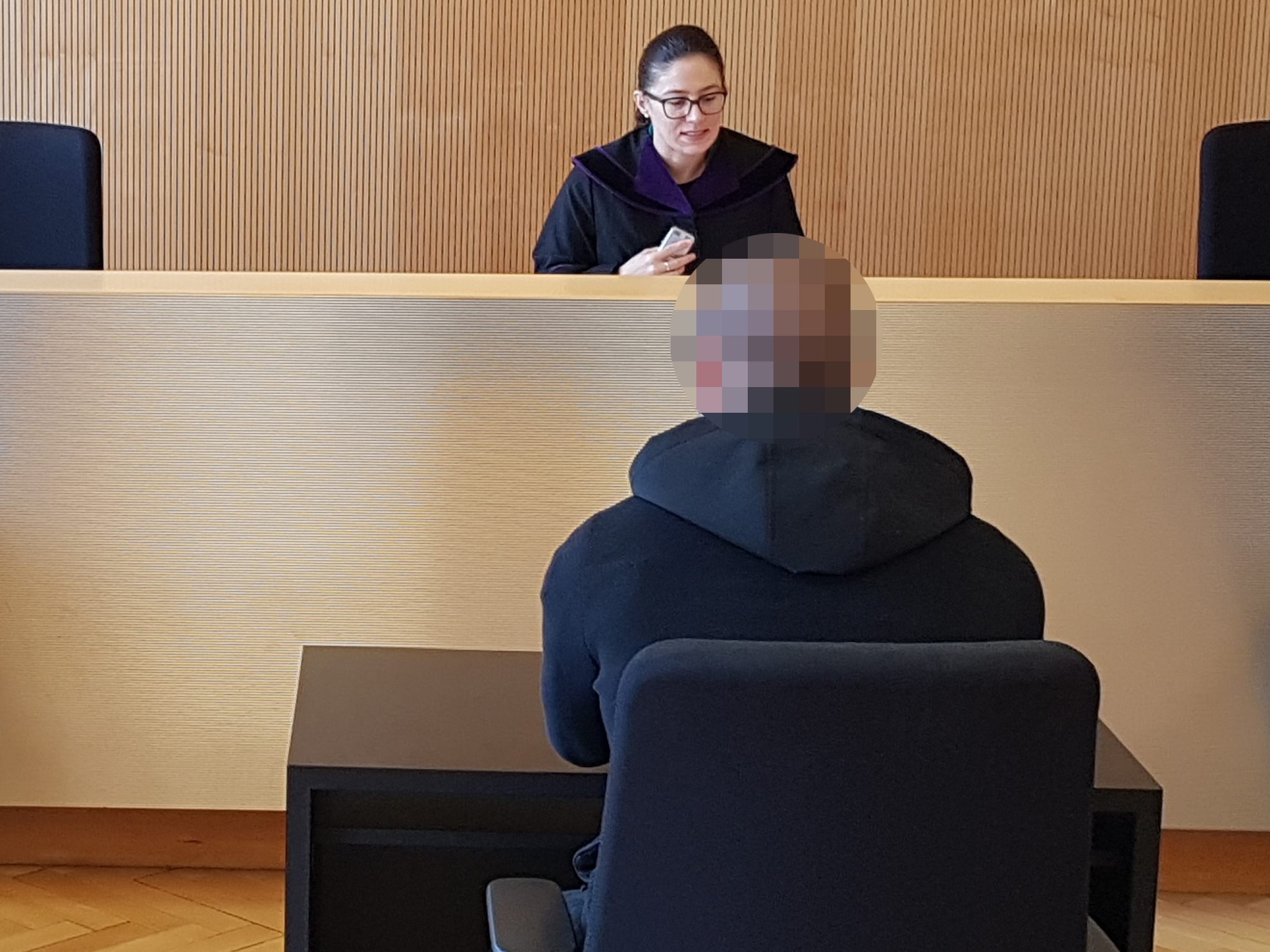 Der angeklagte 33-Jährige im Gerichtssaal bei Richterin Sabrina Tagwercher.