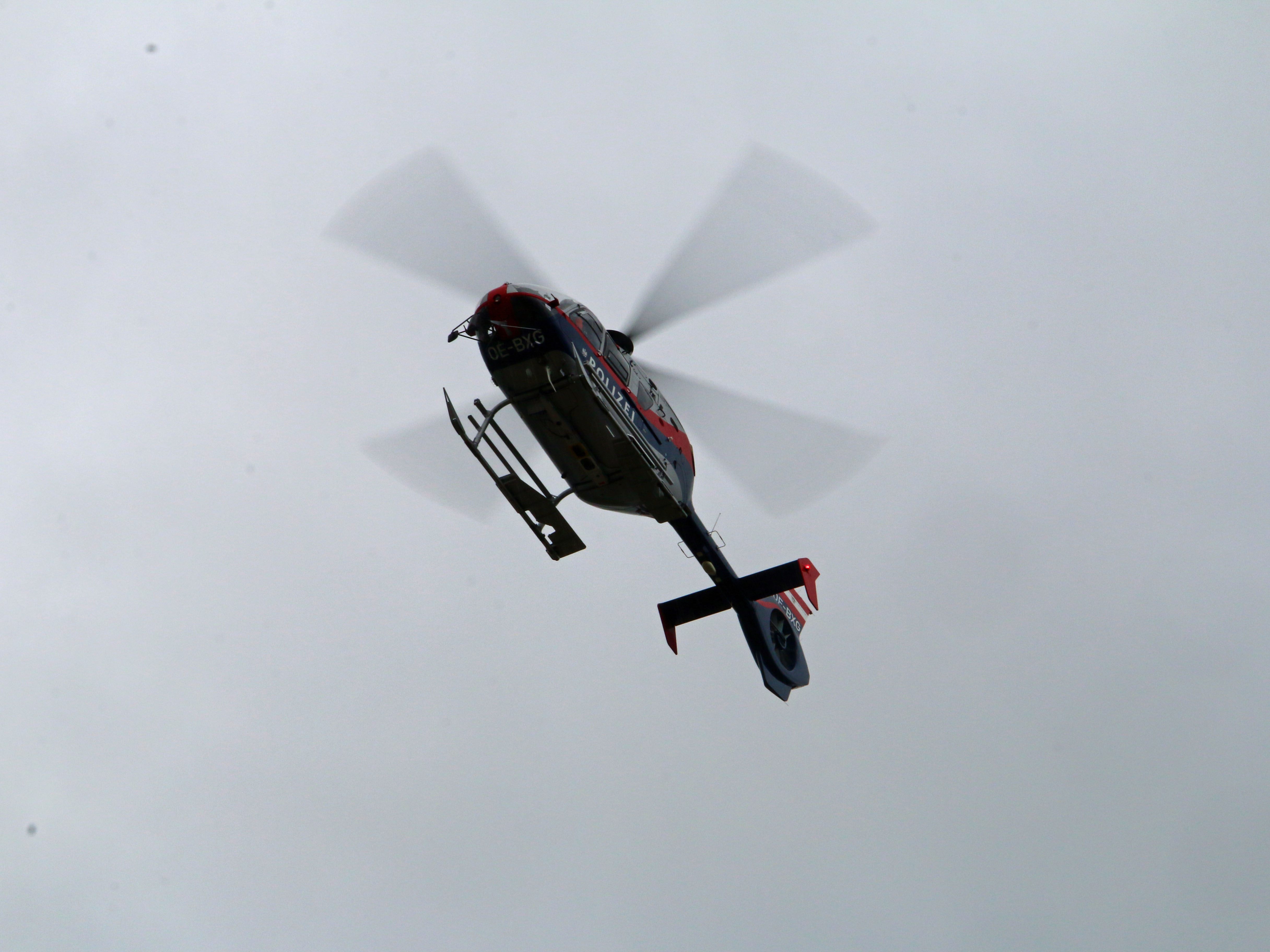 Eine 29-Jährige musste am Sonntag vom Polizeihubschrauber aus ihrer misslichen Lage befreit werden.