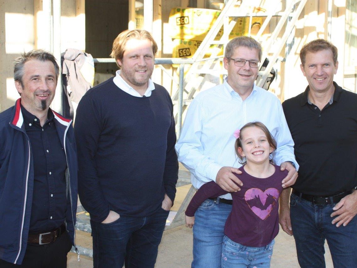 Zwischenwasser Bürgermeister Jürgen Bachmann Bauunternehmen Gobber Bau GF Bauherr Proprenter und Inside96 GF Joe Welte freuen sich über das Schmuckstück in Muntlix.
