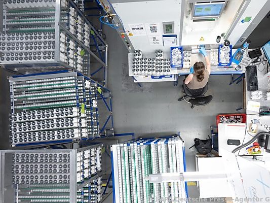 Produktionsmitarbeiterin eines deutschen Batteriezellenherstellers