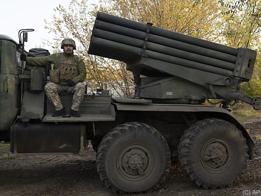 Ukrainischer Soldat mit Raketenwerfer in der Nähe von Mykolajiw.