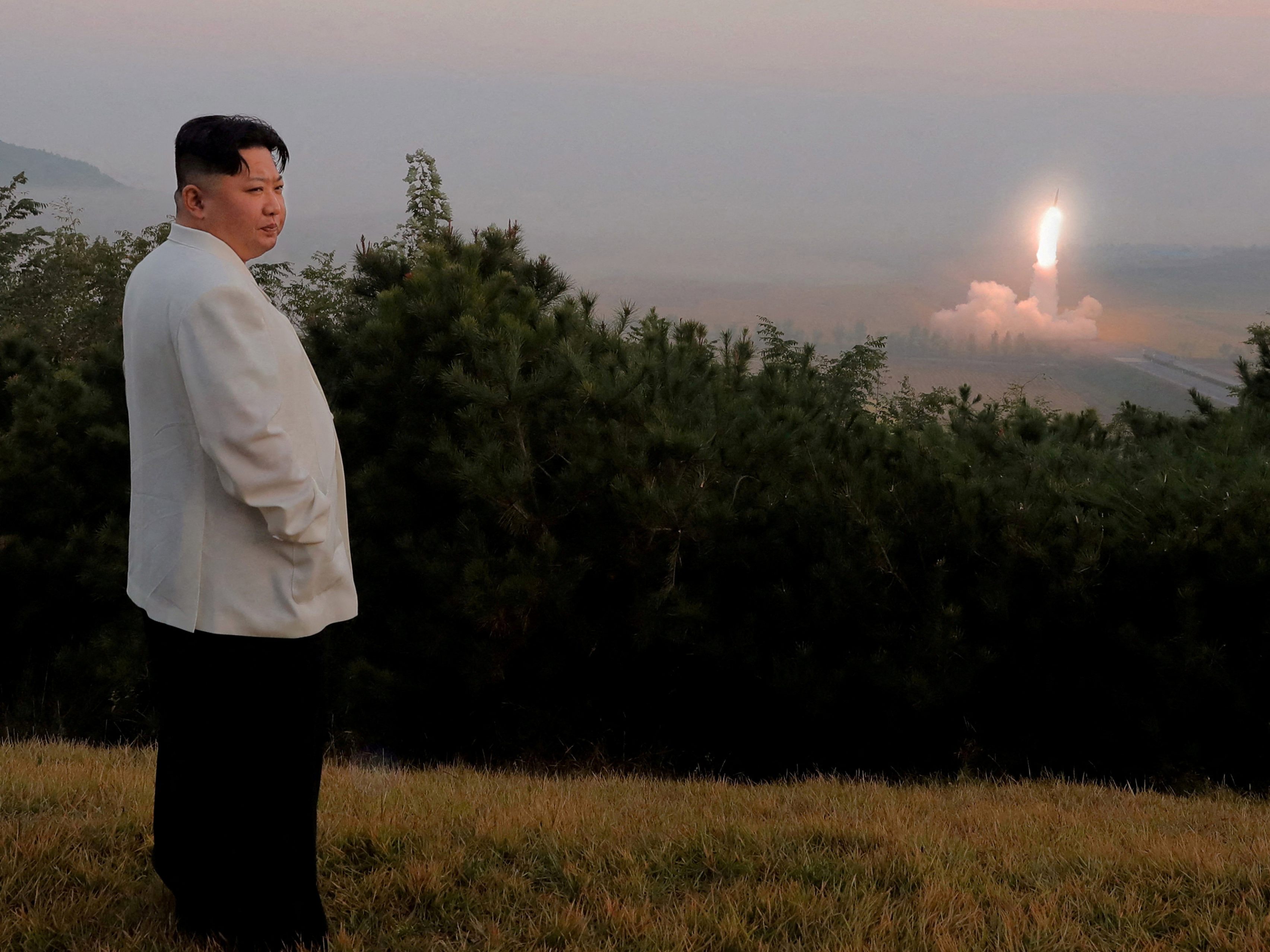Nordkoreas Machthaber Kim Jong-un beobachtet den Start einer Rakete.