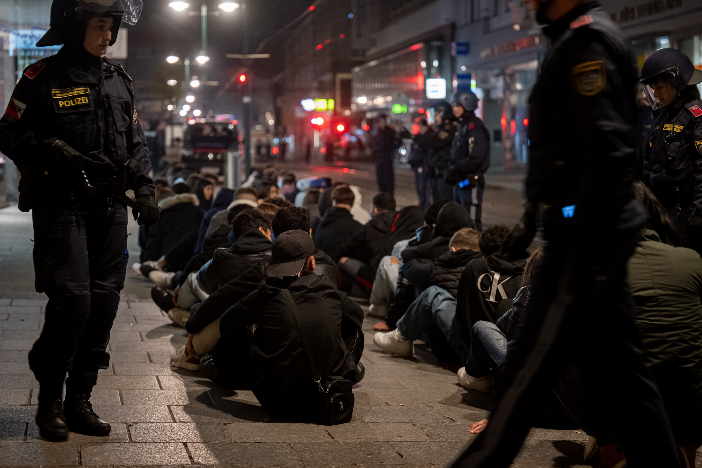  Inzwischen ist die Identität von 129 Verdächtigen geklärt, die für die Krawalle in der Halloween-Nacht mitverantwortlich gewesen sein sollen.