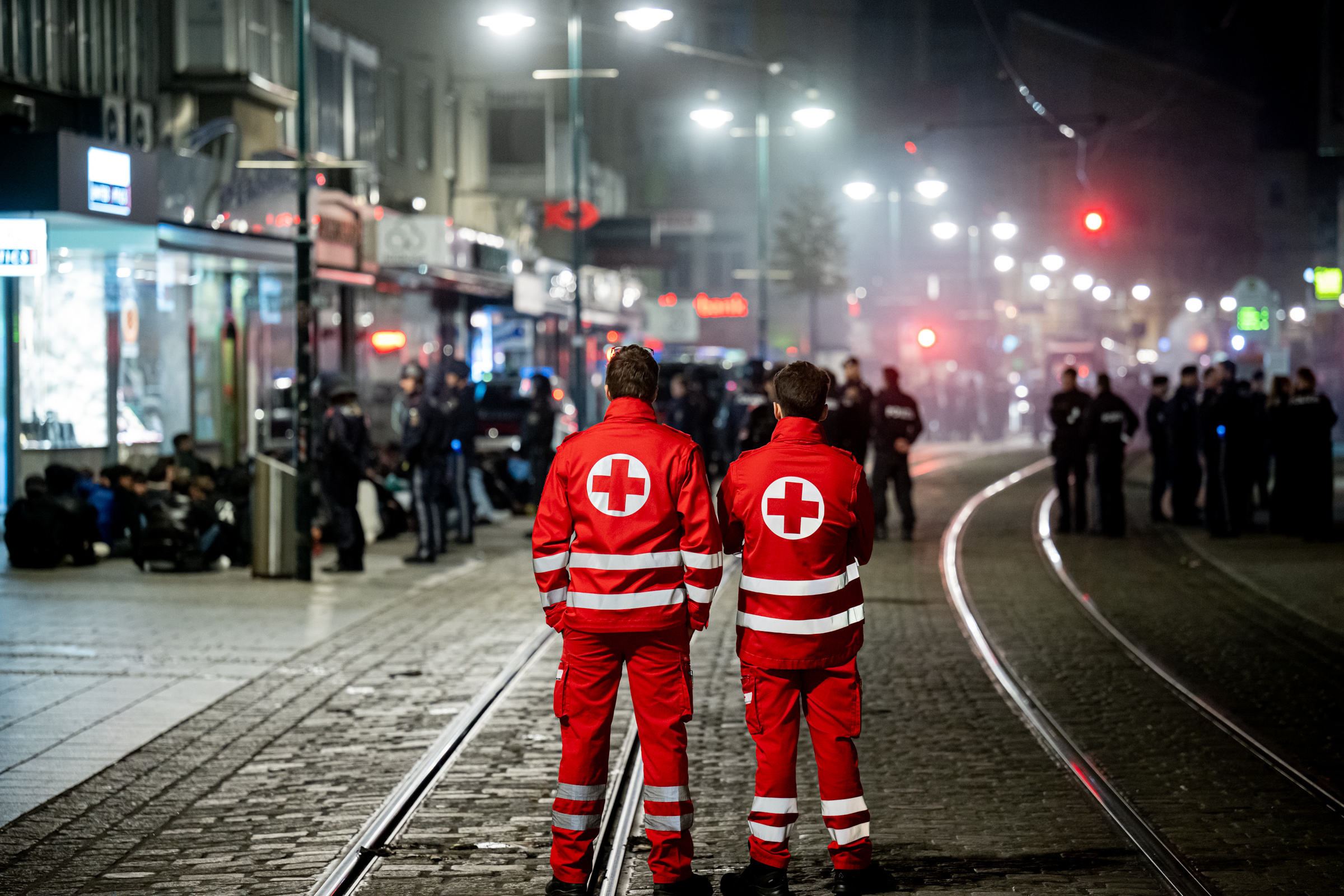  Rettungshelfer im Einsatz während der Ausschreitungen in der Linzer Innenstadt.