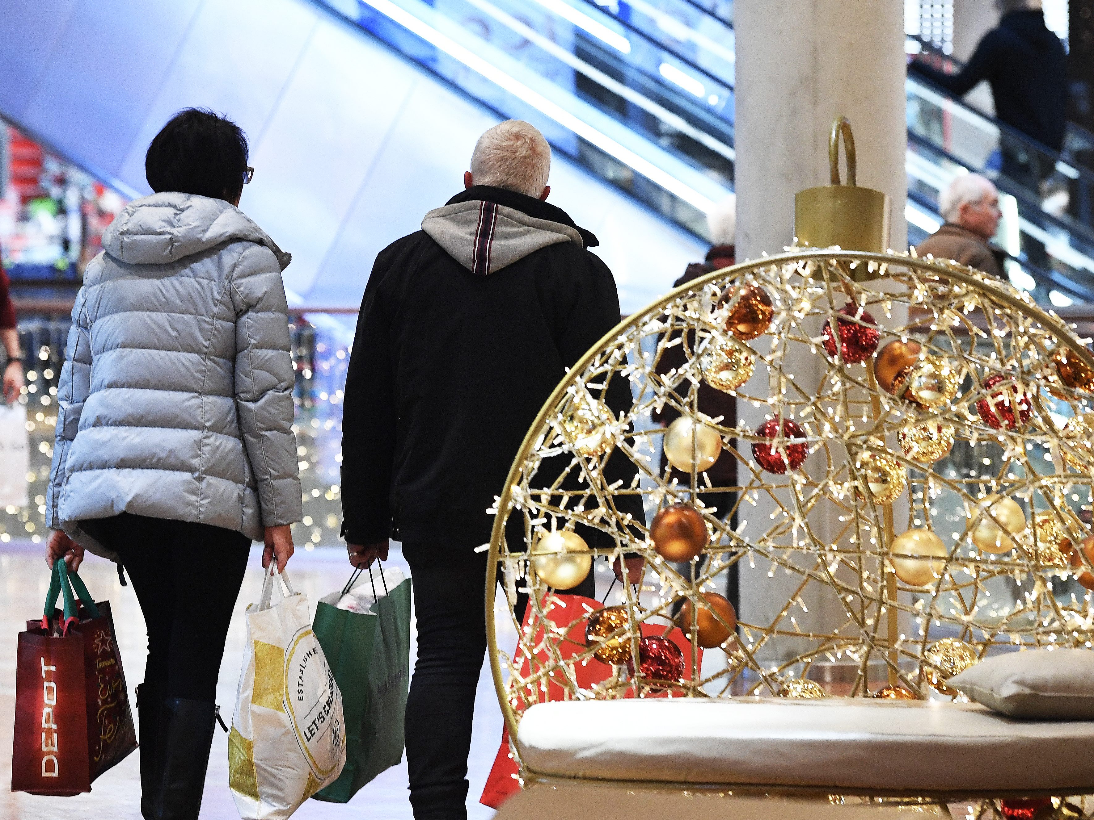 Kurz vor Weihnachten verwerfen die Österreicher ihre Sparpläne wieder vermehrt.
