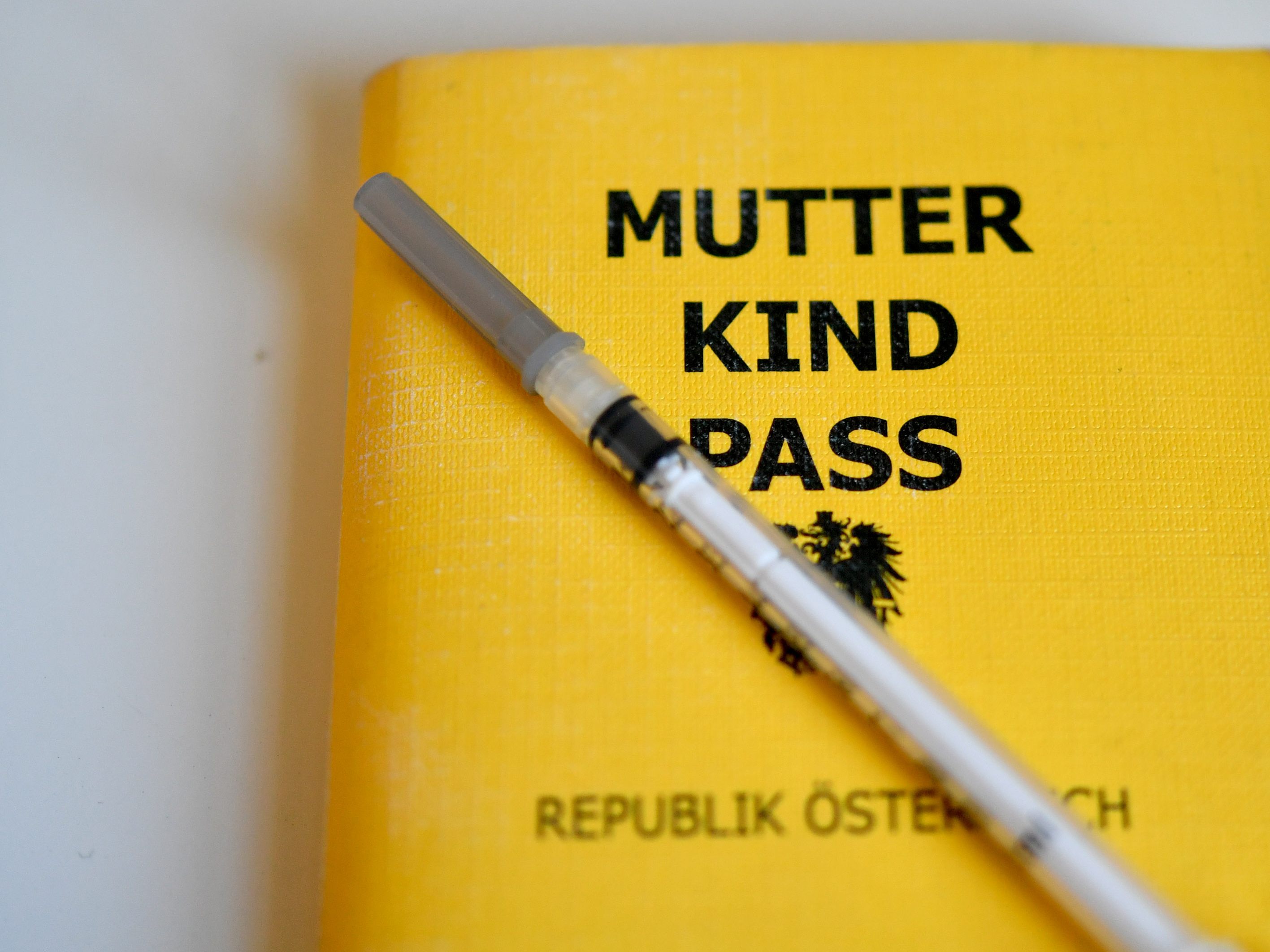 Die Leistungen des Mutter-Kind-Passes bleiben laut Ministerin Raab weiterhin kostenfrei.