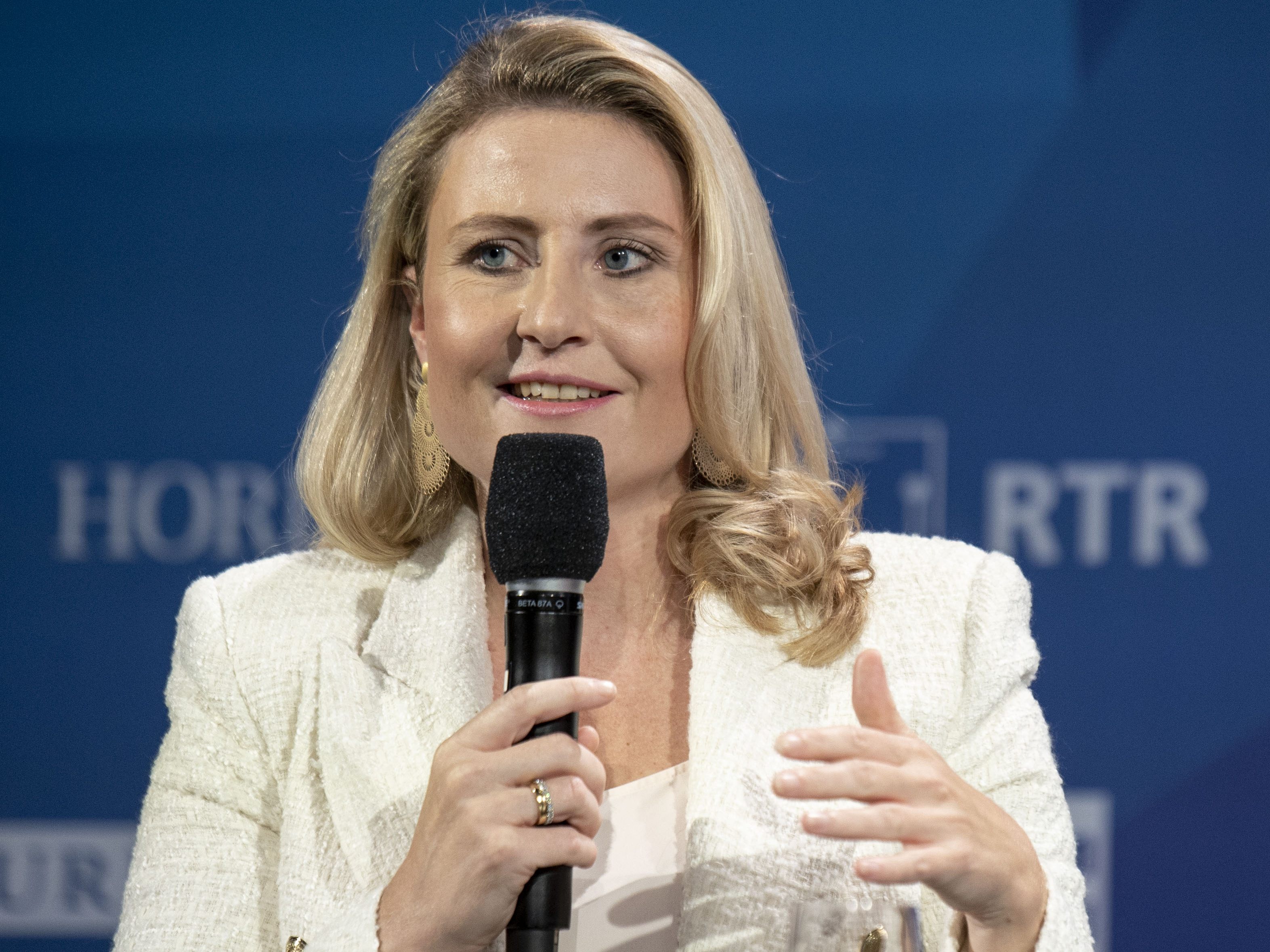 Integrationsministerin Susanne Raab drängt auf Arbeit neben dem Sprachkurs.