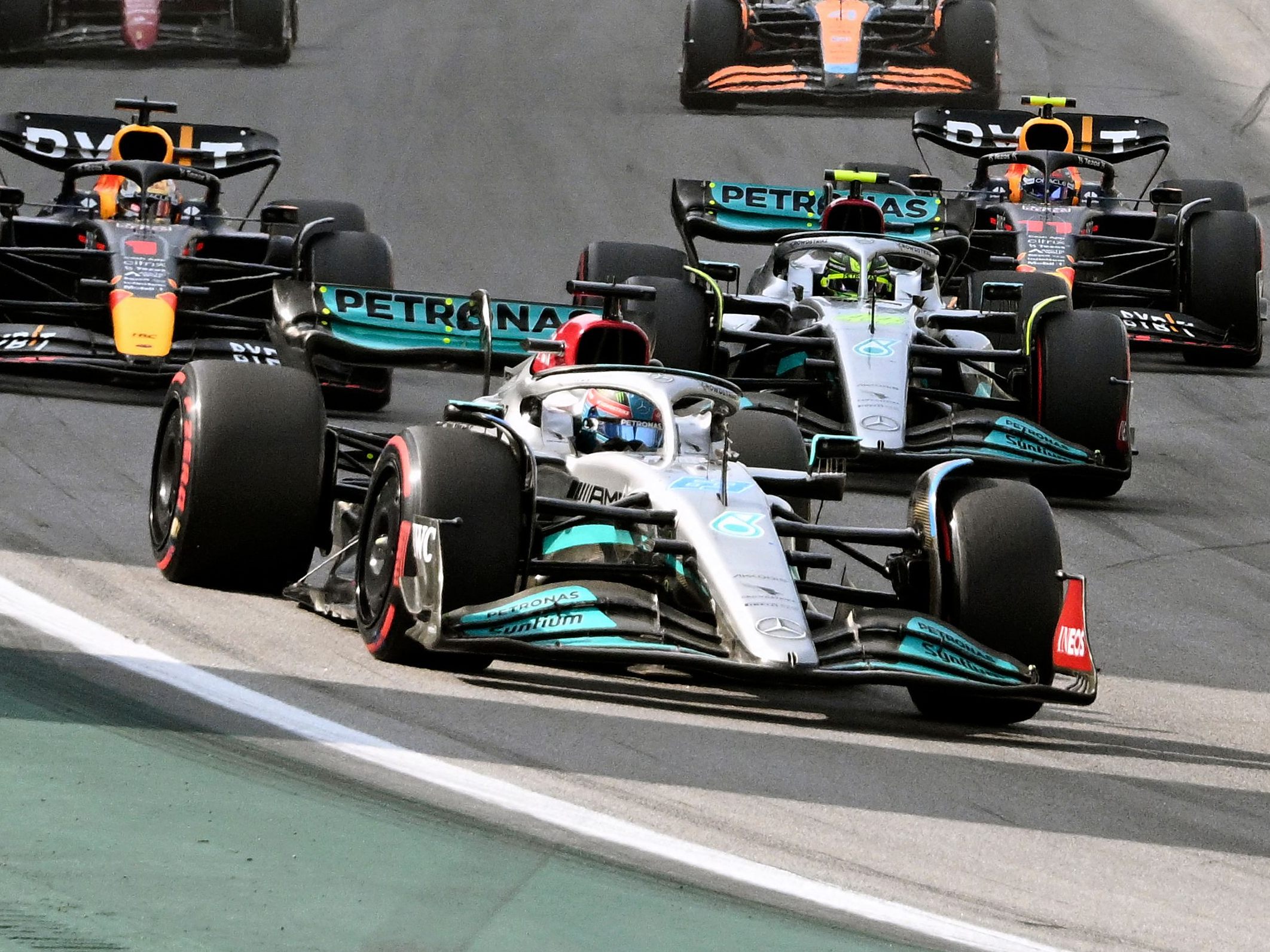 George Russell feierte in Brasilien seinen ersten Formel 1 Sieg vor Lewis Hamilton.
