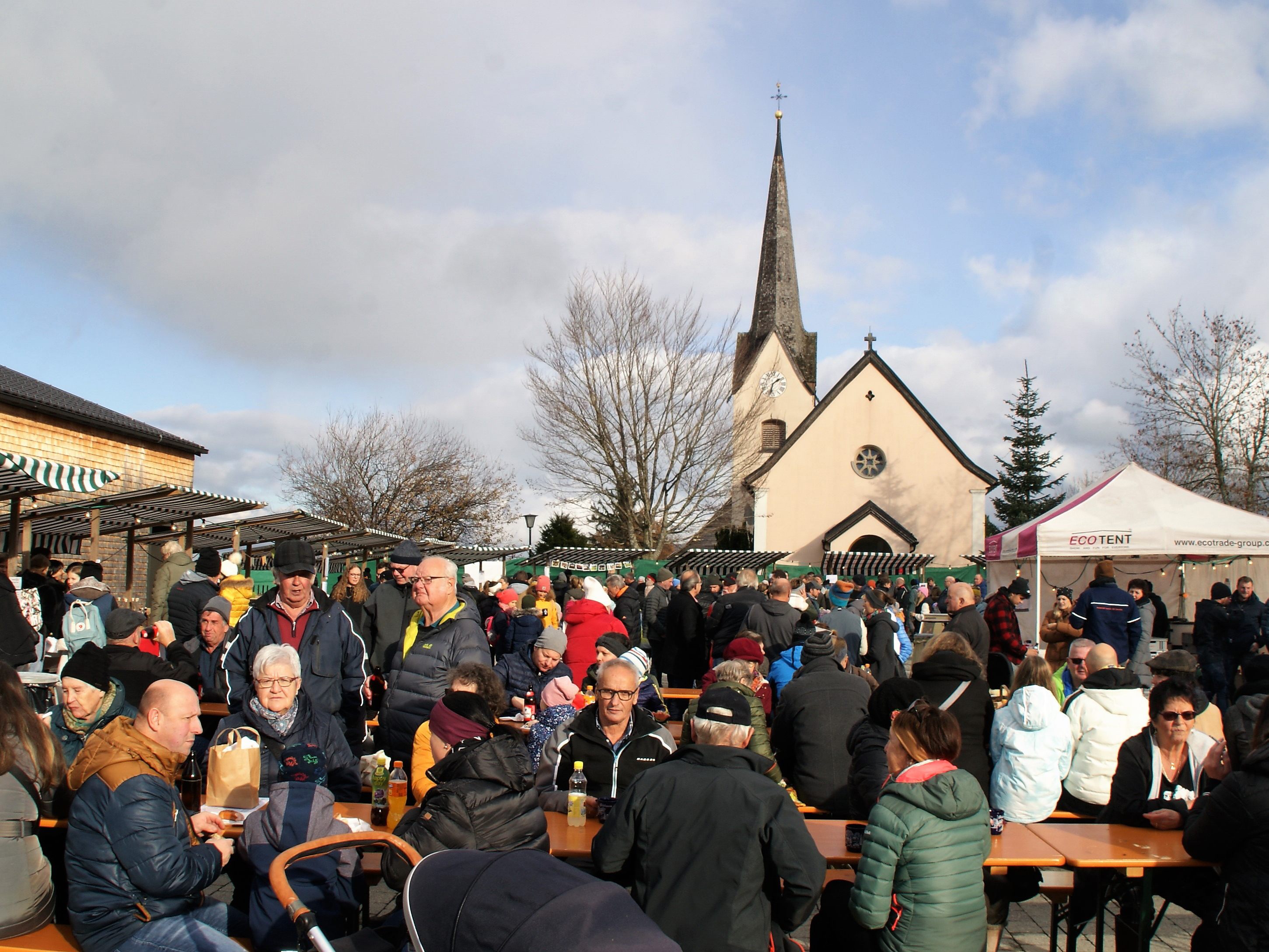 Hunderte Gäste tummelten sich entlang der Marktmeile am Bucher Dorfplatz. 20 Stände luden dazu ein.