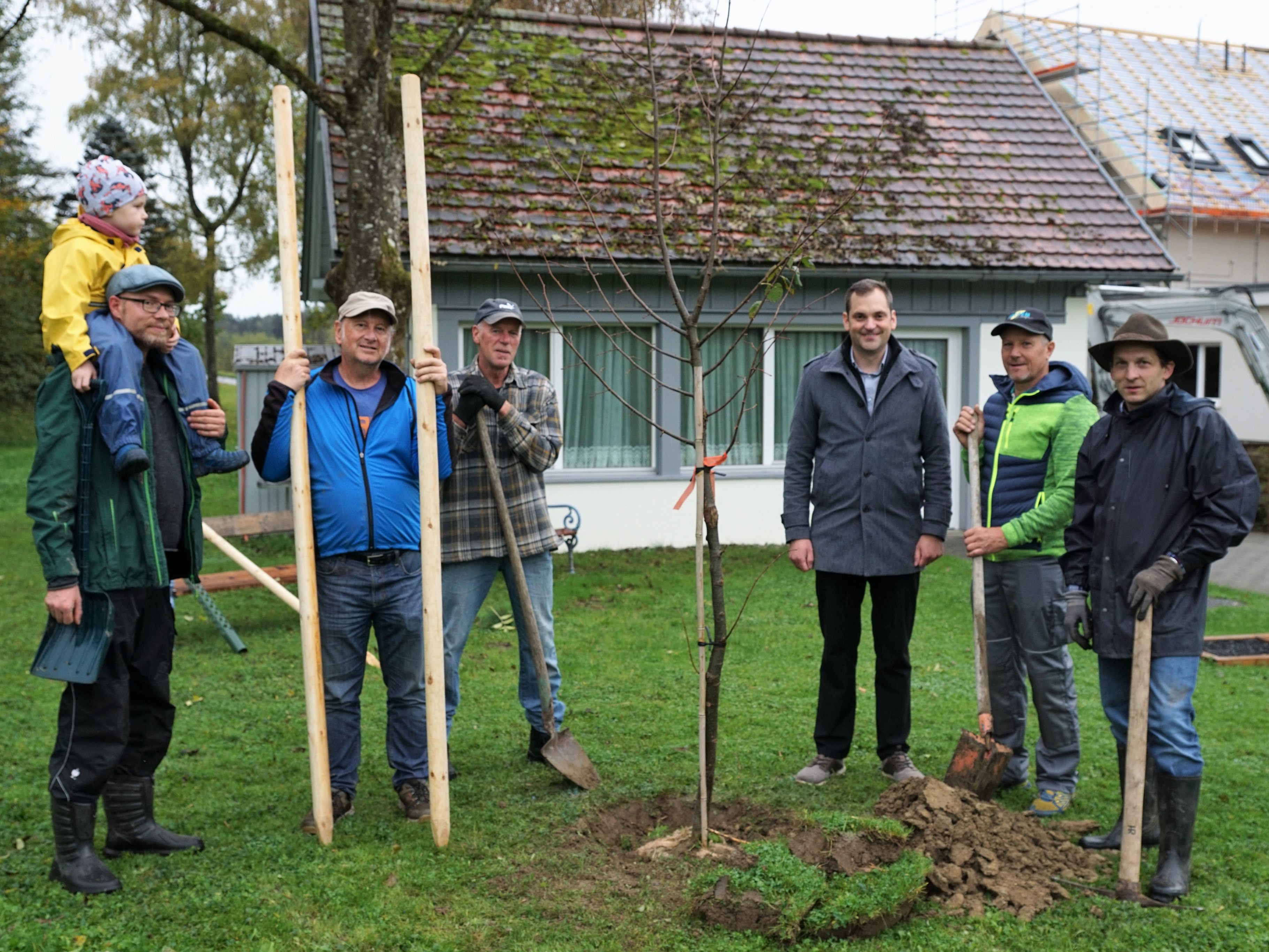 Imker aus dem Leiblachtal ließen sich bei der Pflanzaktion vom trüben Wetter nicht beirren. Bürgermeister Andreas Kresser zeigte sich von der Initiative sehr angetan.
