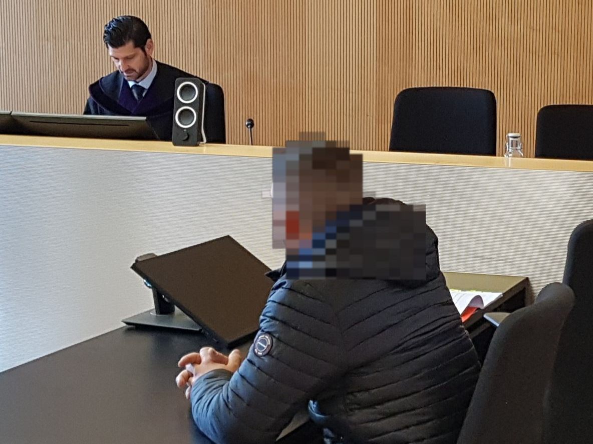 Der Angeklagte hat einem anderen Gast mit einer Bierflasche die Nase gebrochen.