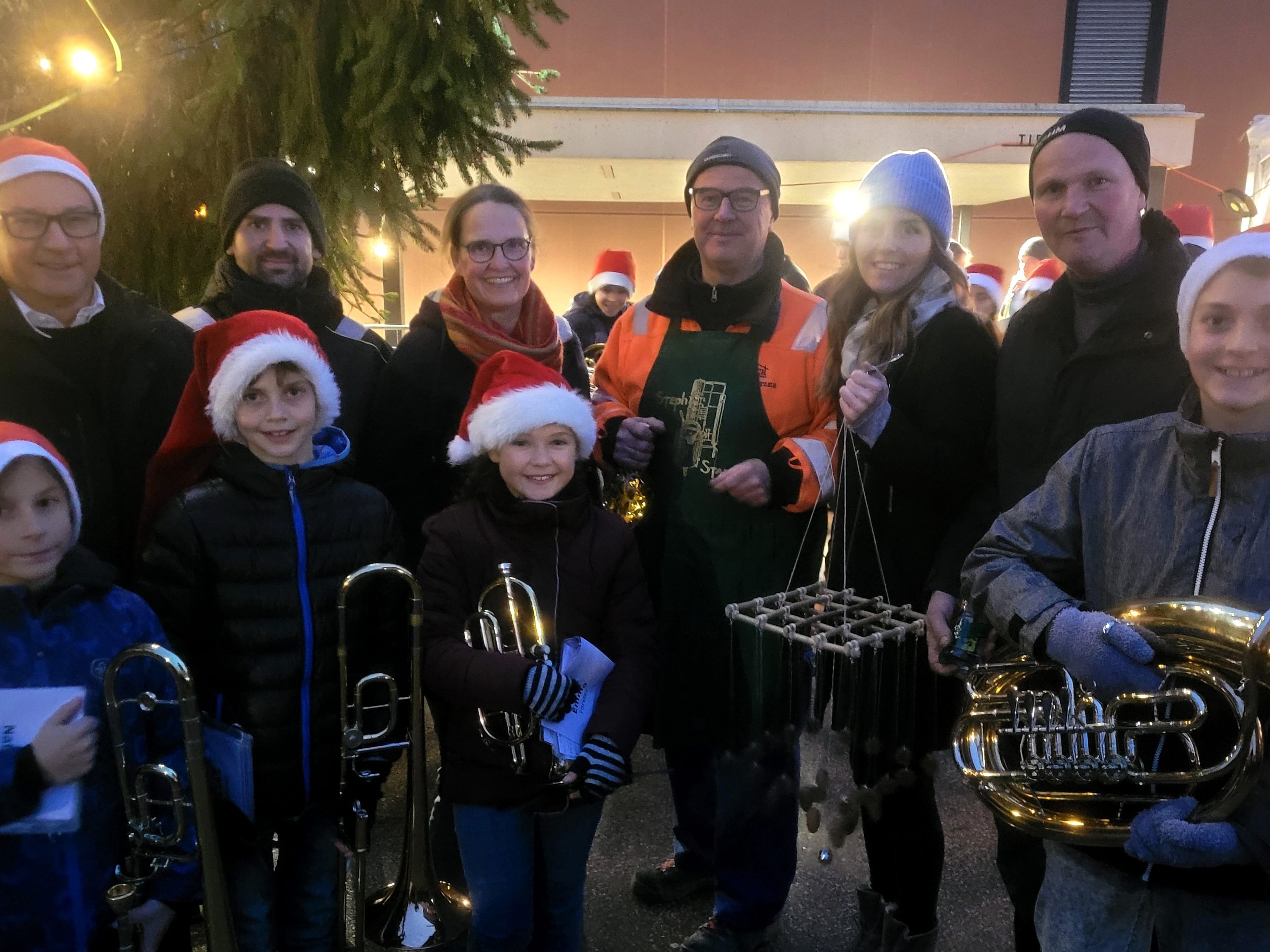 Gesamtorganisator Stephan Schnetzer, Obmann des Wirtschafts- und Tourismusausschusses der Gemeinde Lochau, und sein Team freuten sich über einen bestens gelungenen und bestens besuchten „Weihnachtsmarkt“ in einem autofreien Lochauer Dorfzentrum.