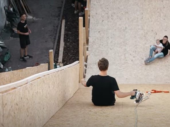 Proberutschen auf der Holzrampe.