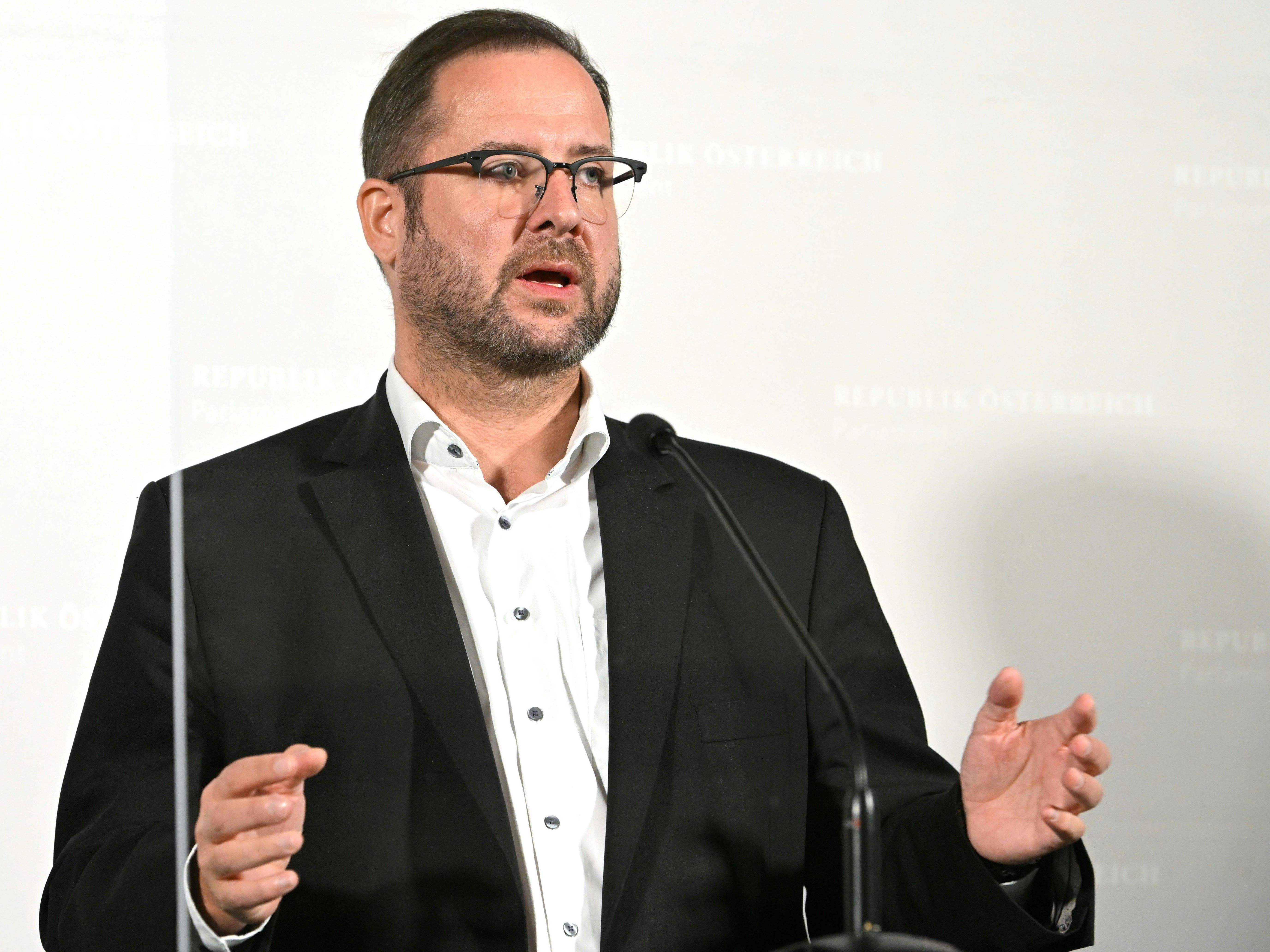 Mediensprecher Christian Hafenecker wirft der Bundesregierung Einflussnahme auf die mediale Berichterstattung vor.