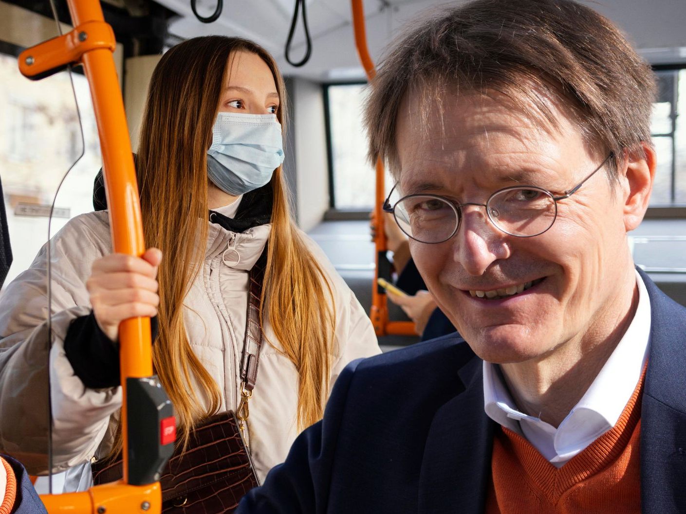 Ein Großteil der Befragten spricht sich gegen das Abschaffen der Corona-Maßnahmen aus.