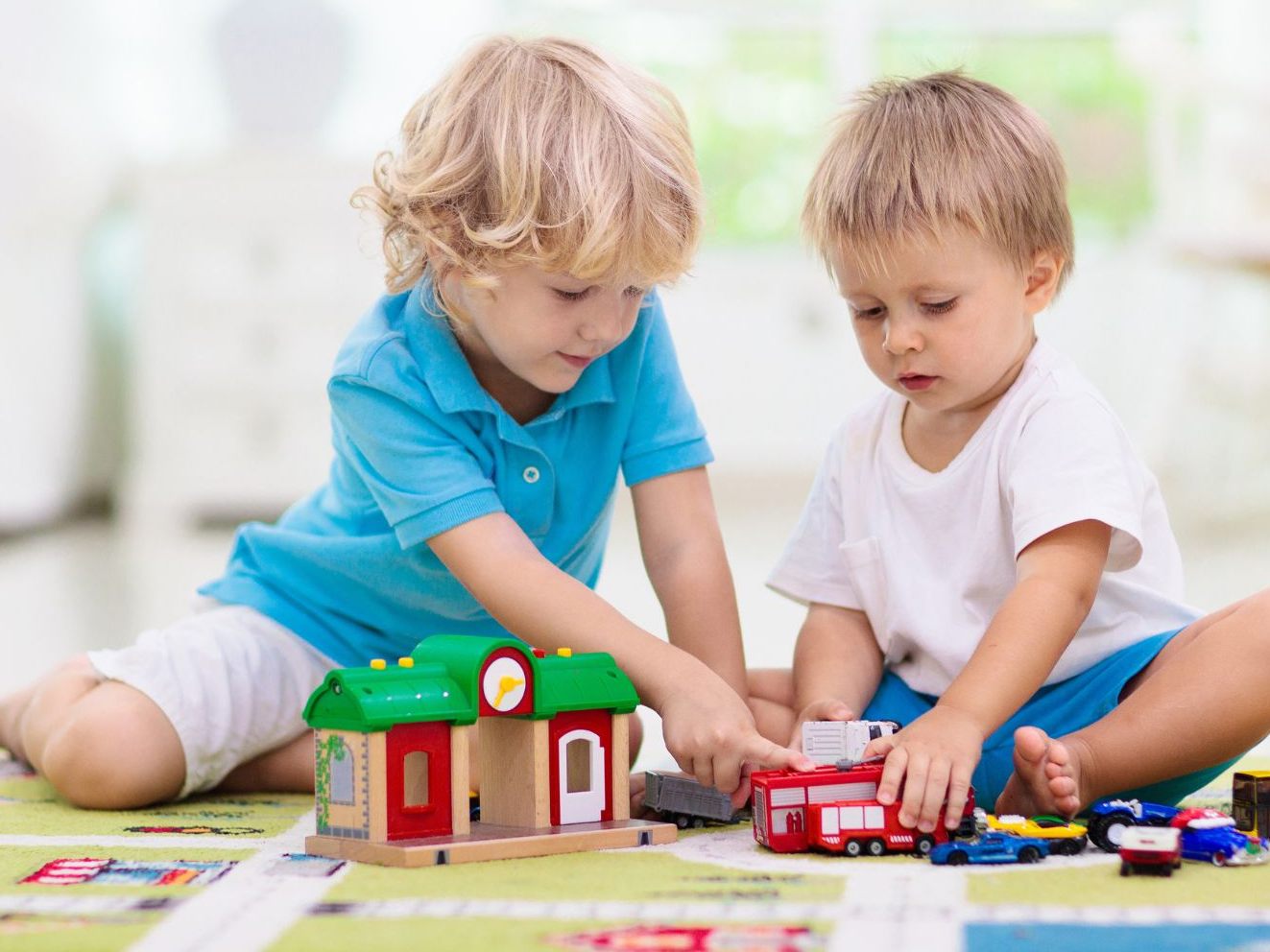 Spielzeug ohne Lautsprecher schonen nicht nur die Nerven von Eltern, sondern auch die Ohren der Kinder.
