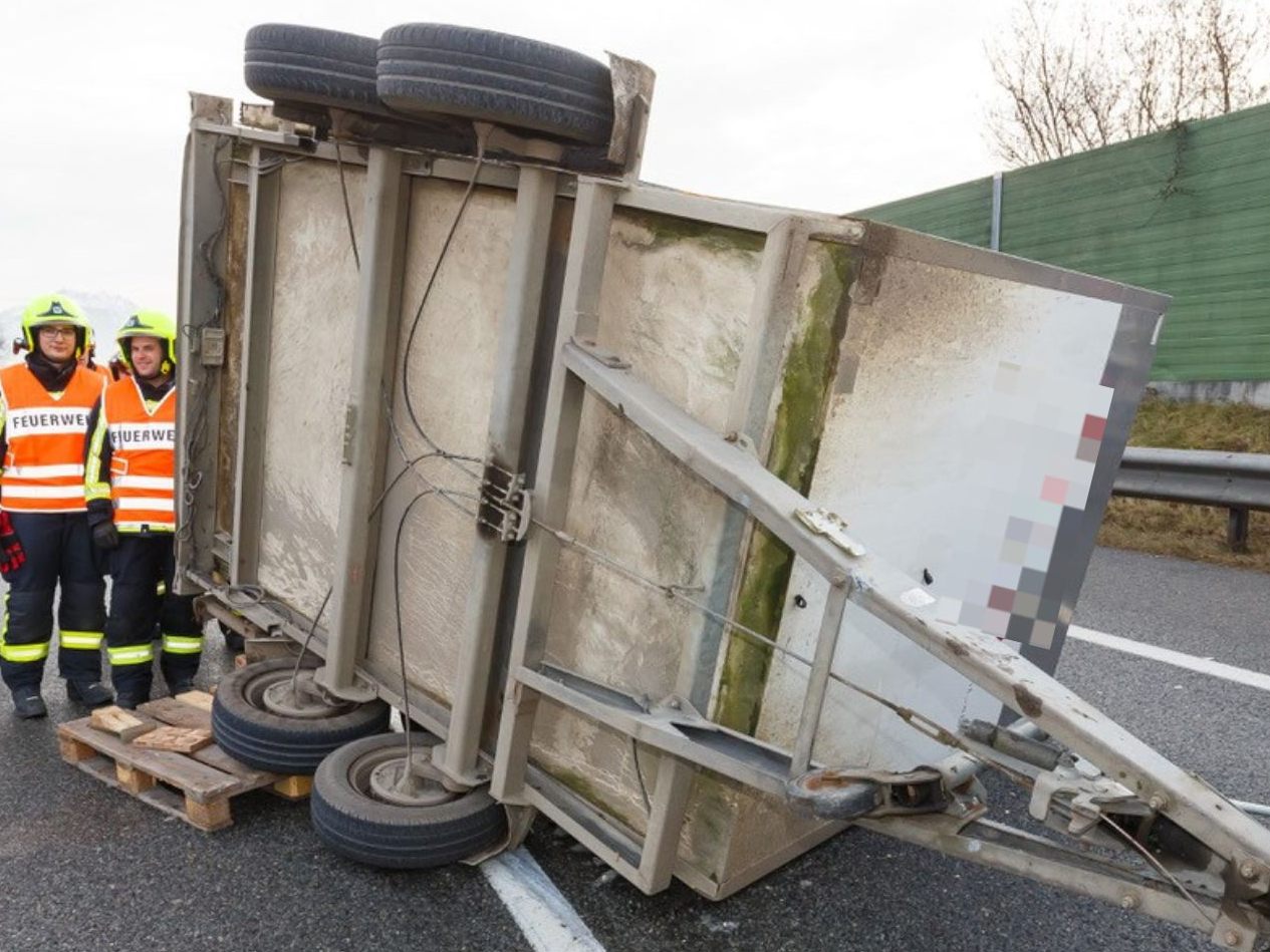 Der Anhänger kam auf der A14 auf seiner Seite zum Liegen.
