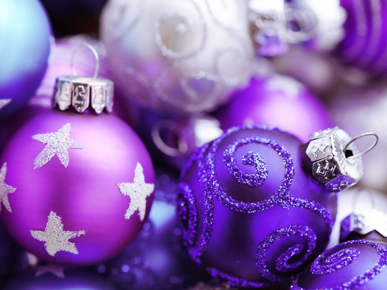 Wie Sie aus alten Christbaumkugeln wahre Unikate zaubern können, erfahren Sie im Video.