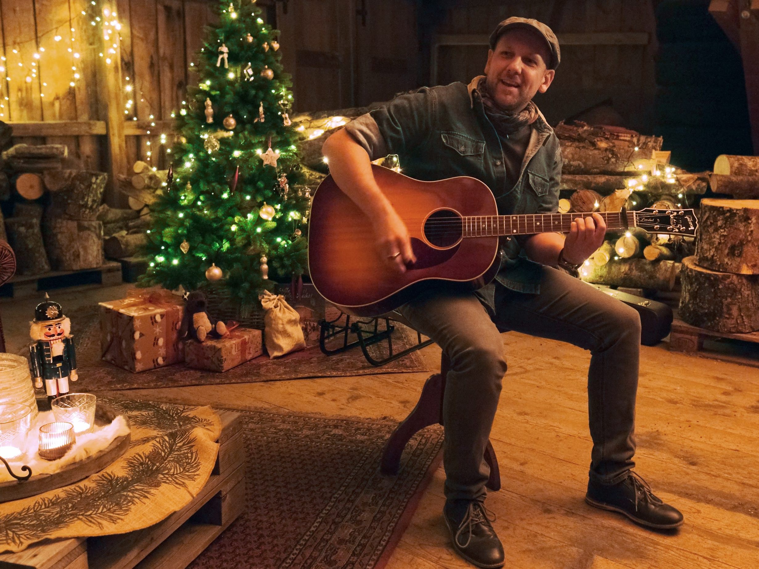 "Christmas Time (Best Time Of The Year)" - Jochen Grabher mit seinem Weihnachtslied.