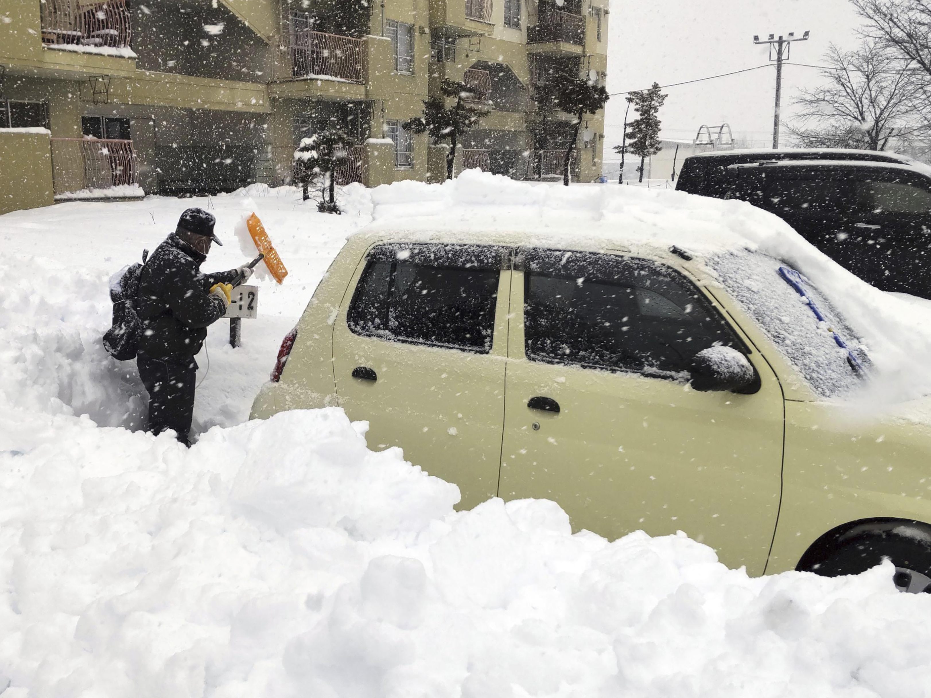 Die japanische Wetterbehörde hatte Bewohner der betroffenen Regionen aufgefordert, Reisen möglichst zu vermeiden, nachdem Autos auf stark verschneiten Straßen stecken geblieben waren.
